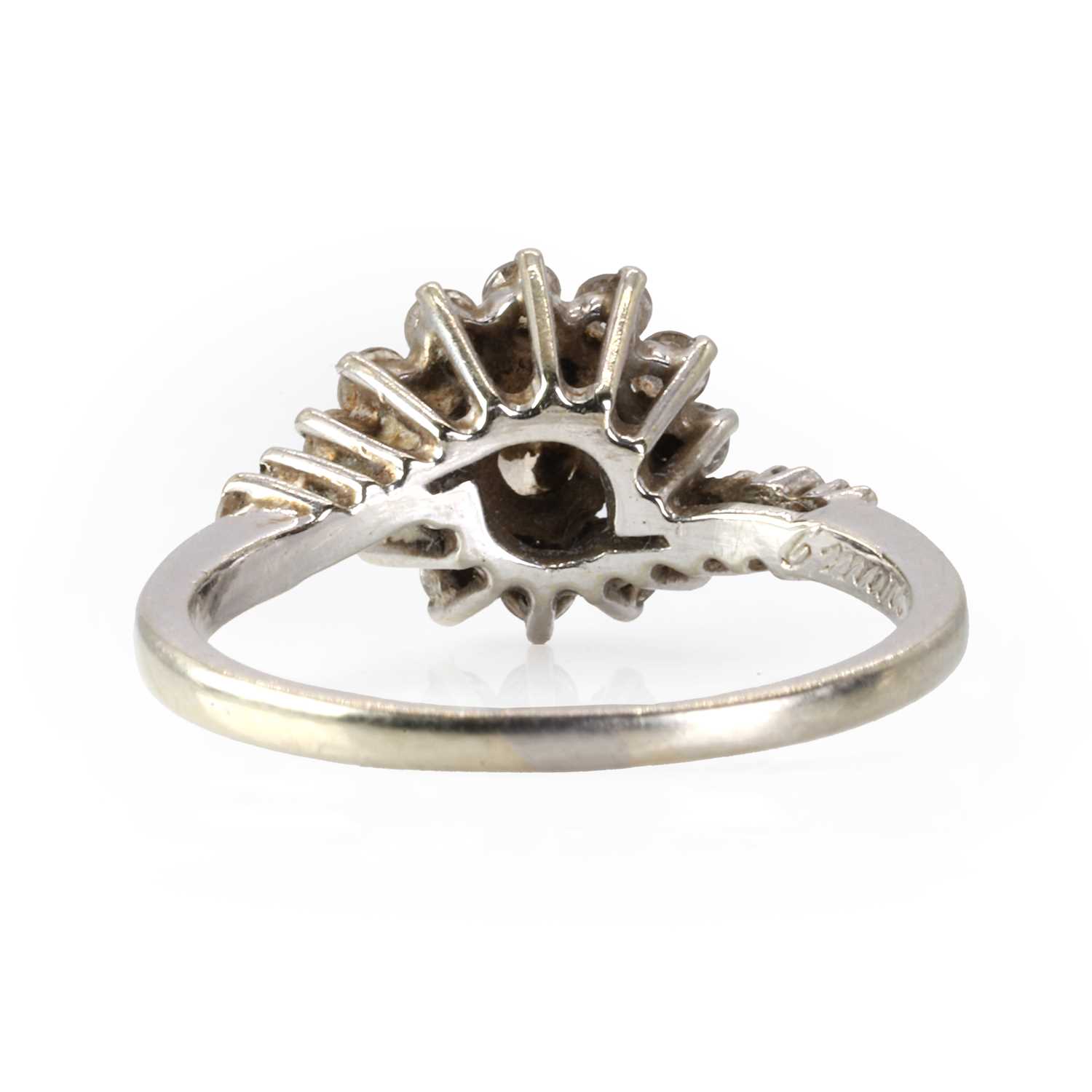A diamond cluster ring, - Image 3 of 3
