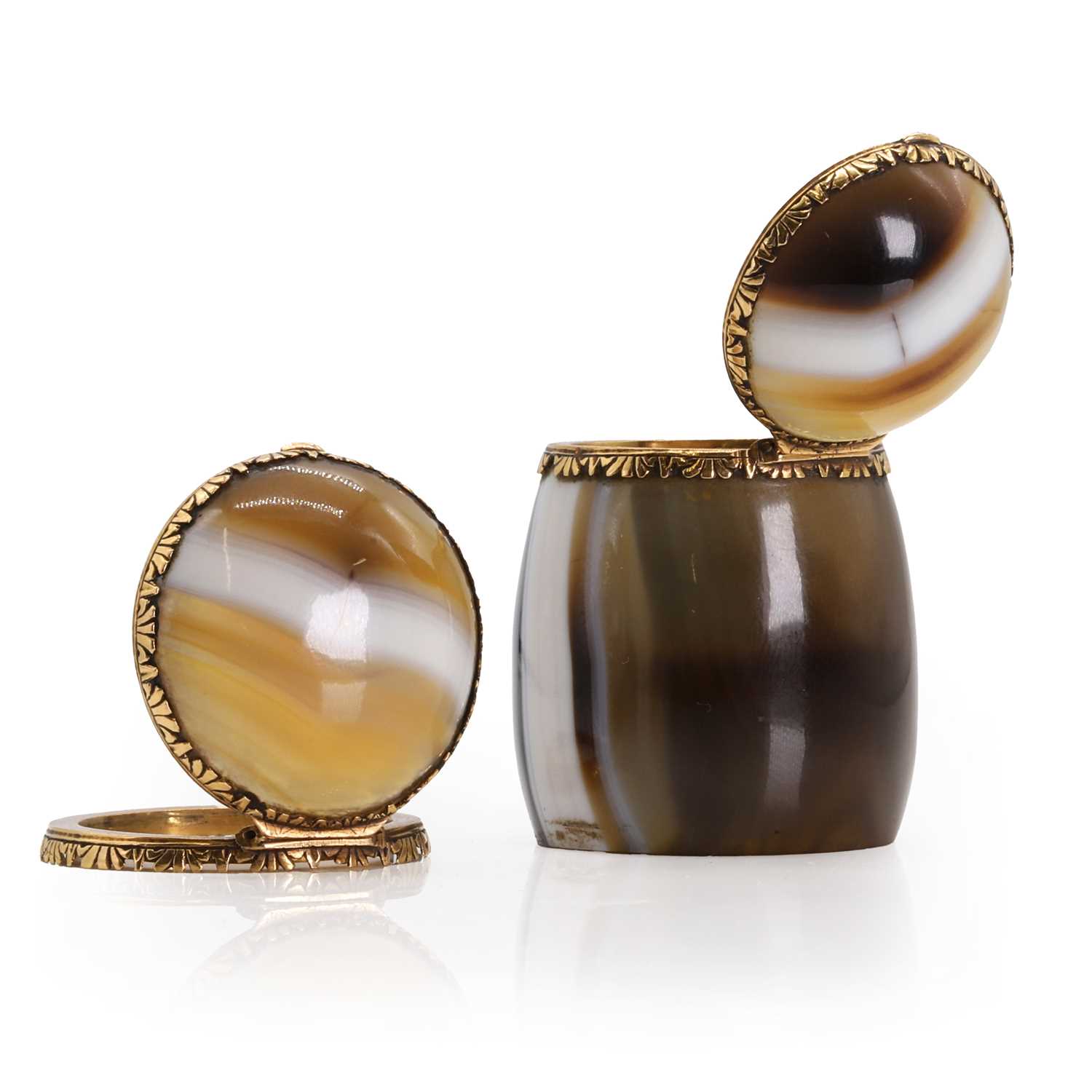 A gold mounted barrel shaped banded agate snuffbox, - Image 4 of 5