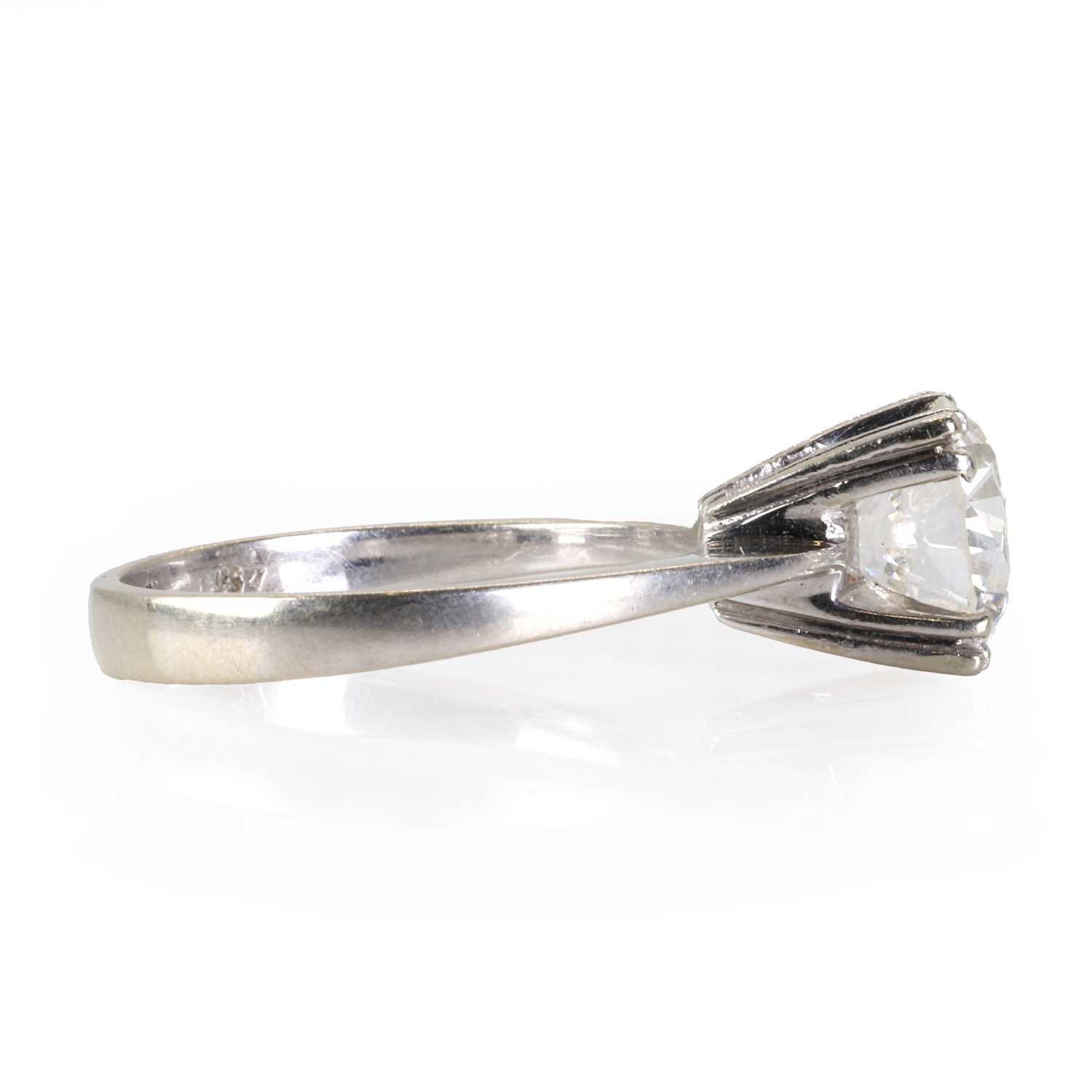 A white gold single stone diamond ring, - Bild 3 aus 3