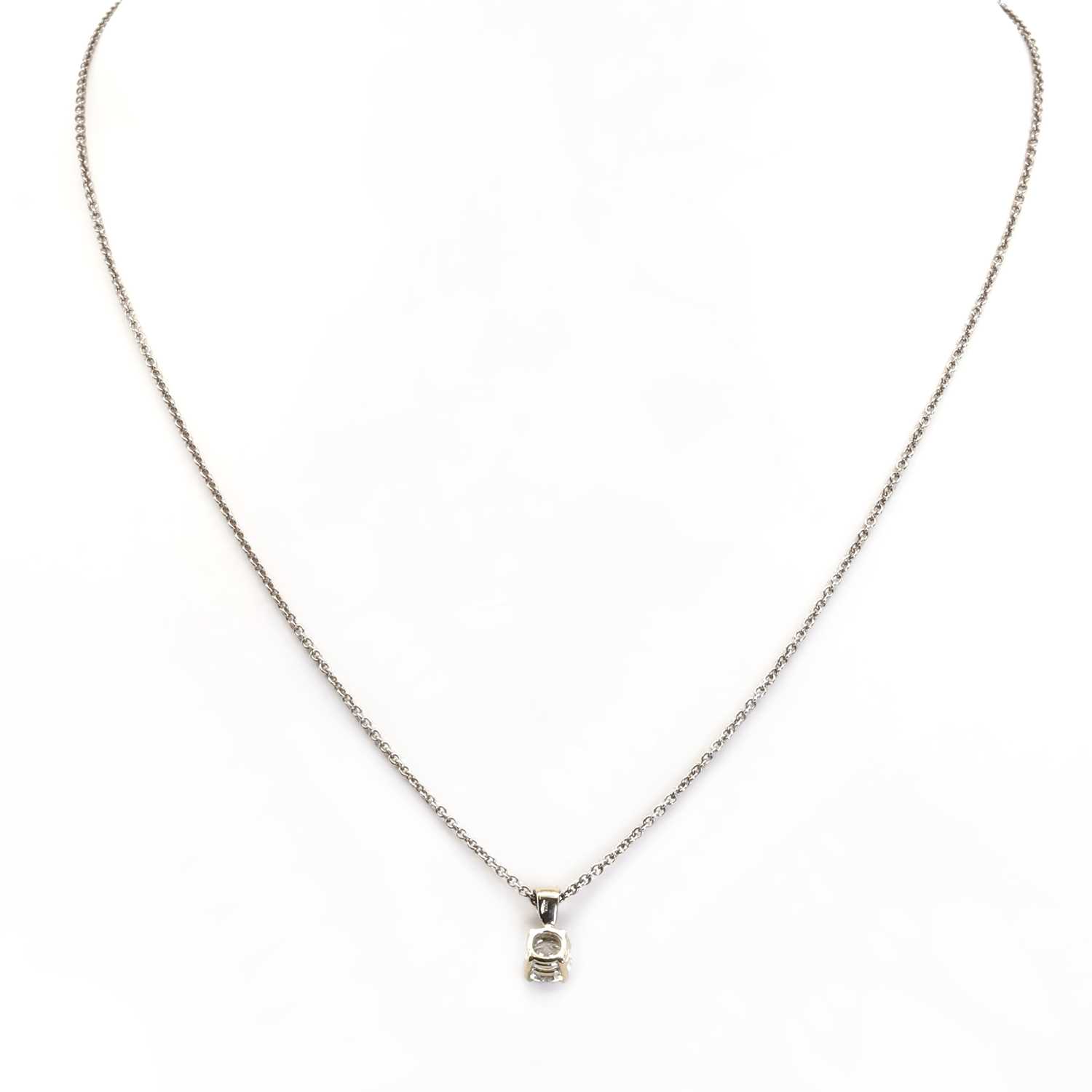 An 18ct white gold single stone diamond pendant and chain, - Bild 5 aus 5