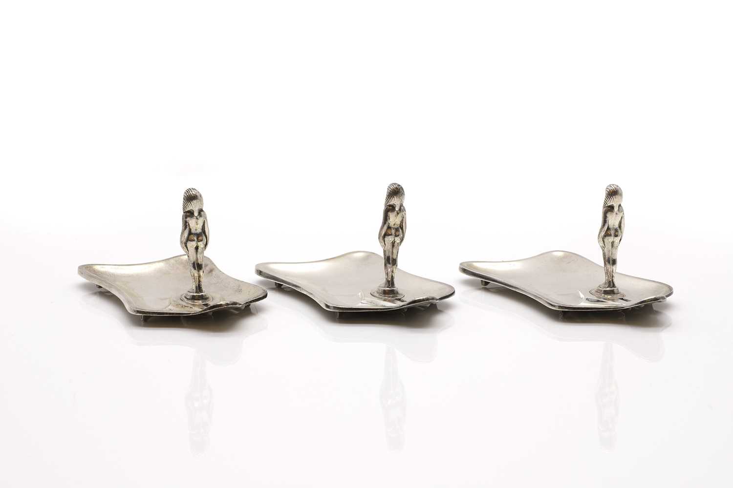 A set of three silver ashtrays - Image 3 of 4