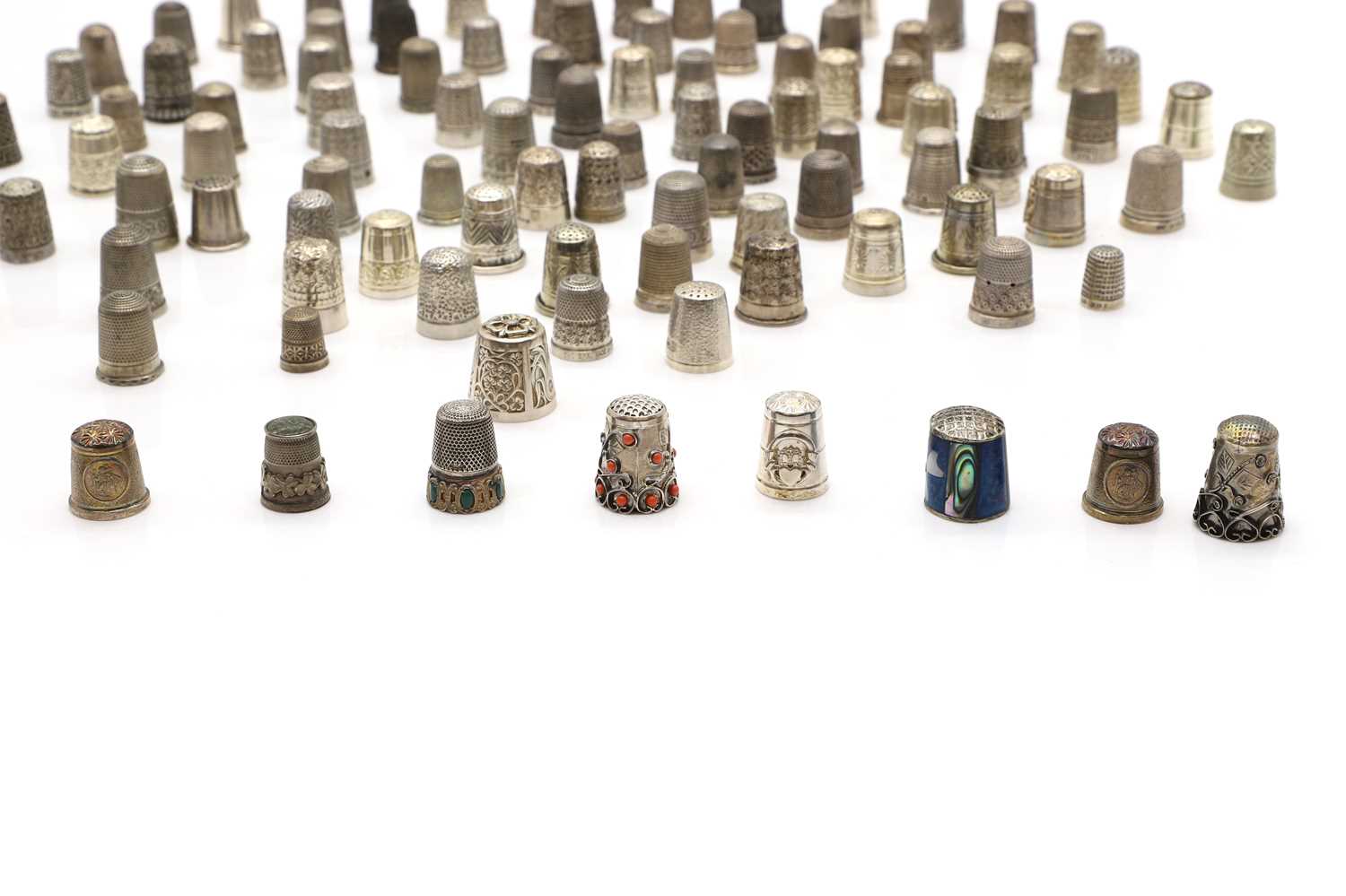 A large collection of silver thimbles - Image 2 of 3