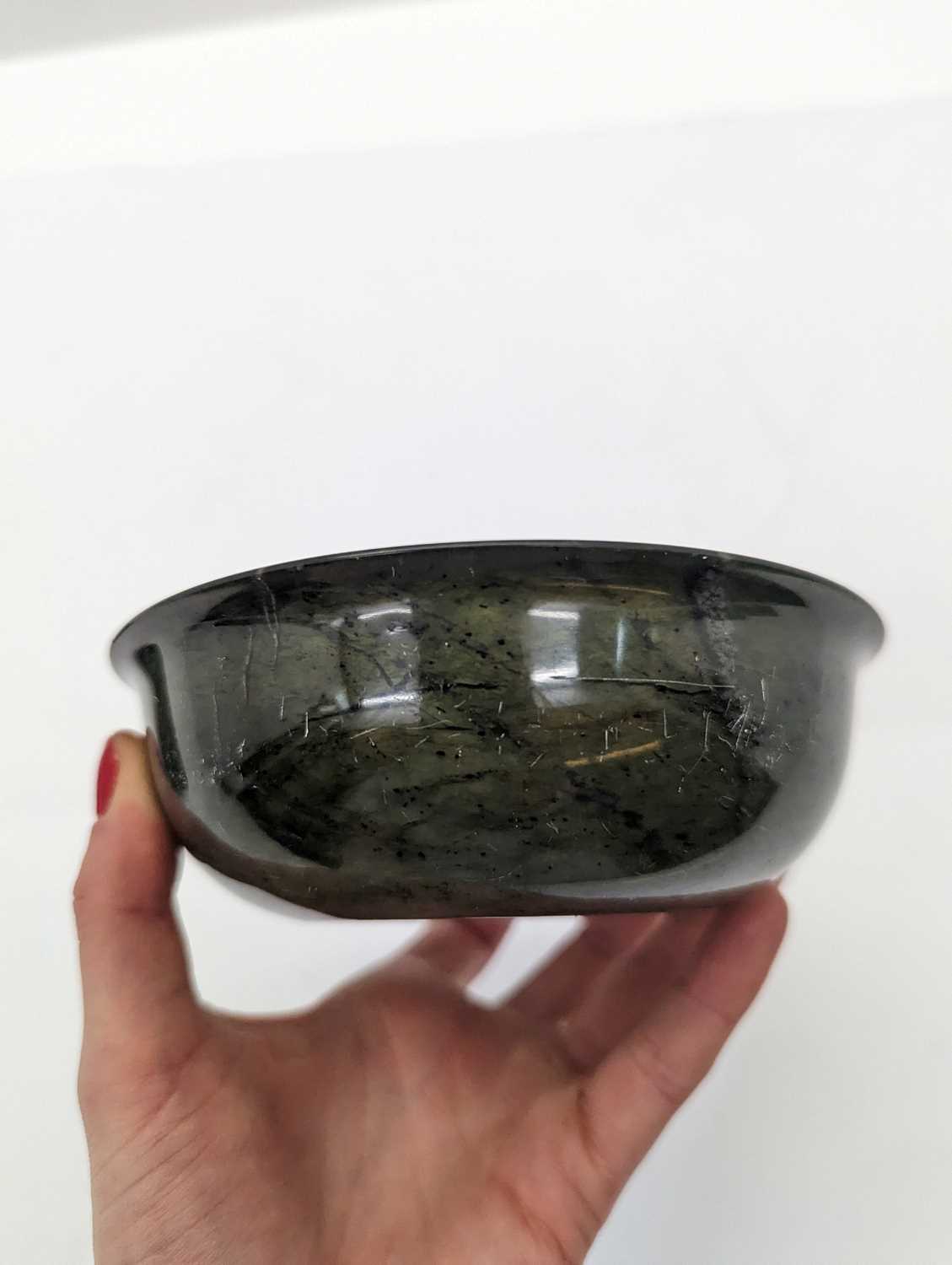 A pair of Chinese hardstone bowls, - Image 8 of 16