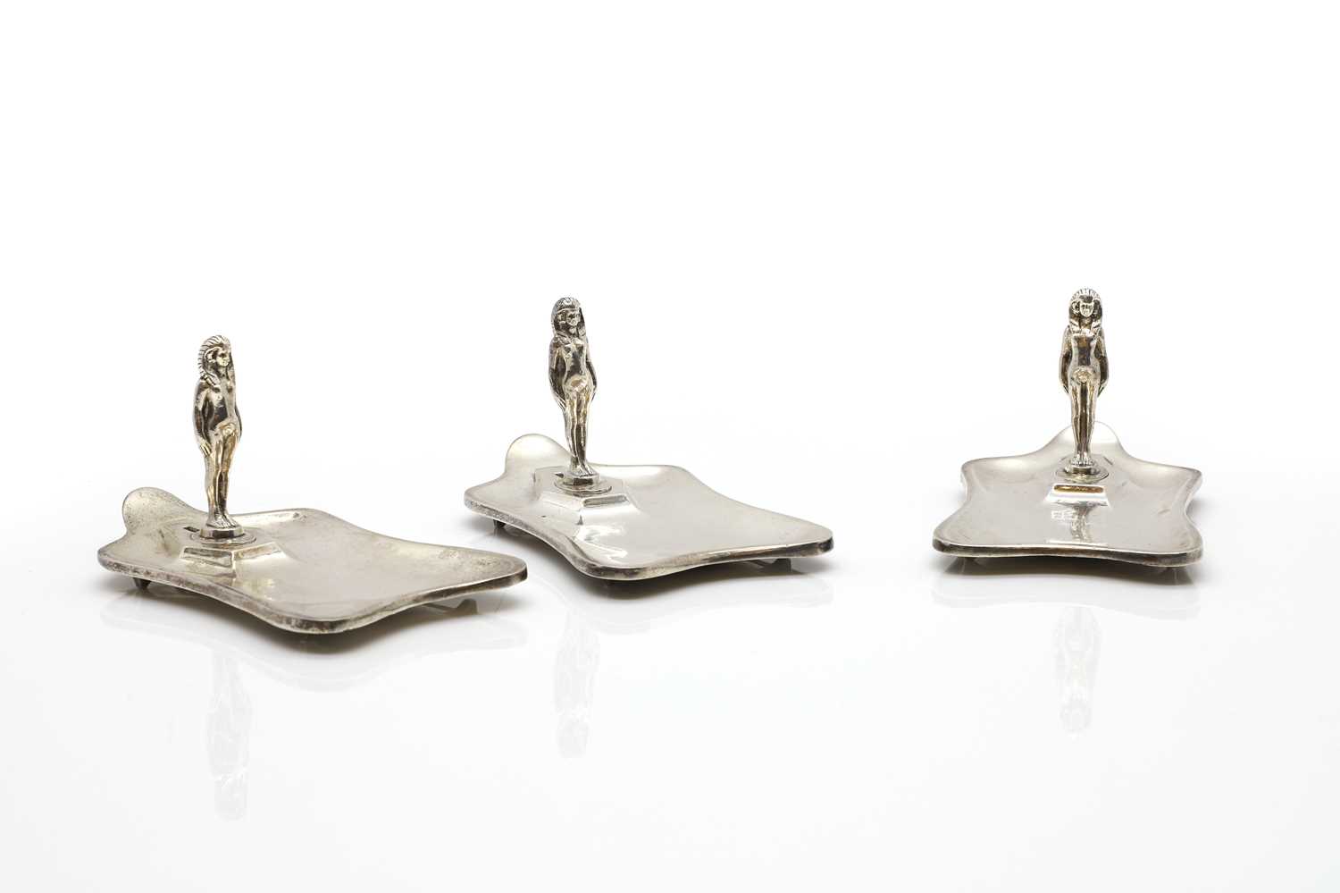 A set of three silver ashtrays - Image 2 of 4