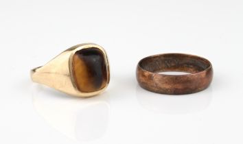 A vintage 9ct yellow gold and tiger's eye signet ring - hallmarked London 1971, set with a