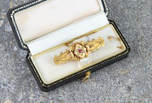 An Edwardian 9ct gold bar brooch - Chester 1907, set to the centre with a seed pearl and faux-ruby
