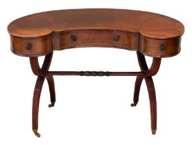 An Edwardian cross banded mahogany kidney shaped writing or dressing table - the cross banded and