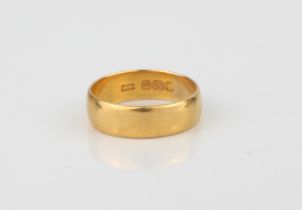 A 22ct gold wedding band, size P (5.6 g)