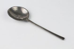 An antique pewter soup spoon (17.6 x 6.2 cm)