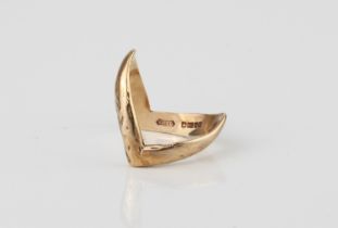 A vintage 9ct yellow gold wishbone ring - hallmarked Birmingham 1967, size J-K.