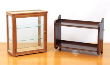 A small 1950s mid-oak glazed shop or collectors display cabinet - with three glass shelves (LWH 38 x
