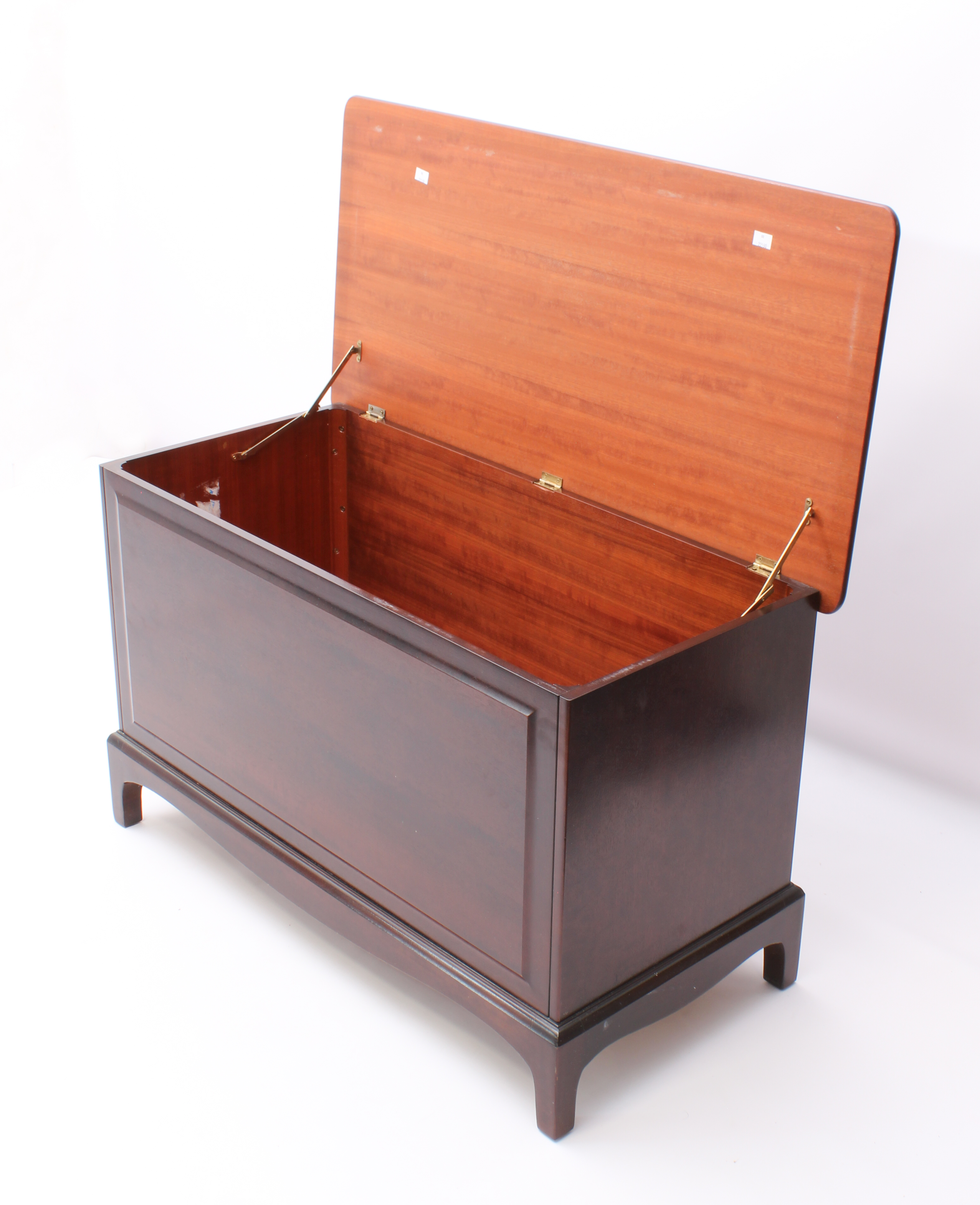 A modern mahogany blanket box - (LWH 95 x 48 x 58.5 cm) - Image 6 of 8