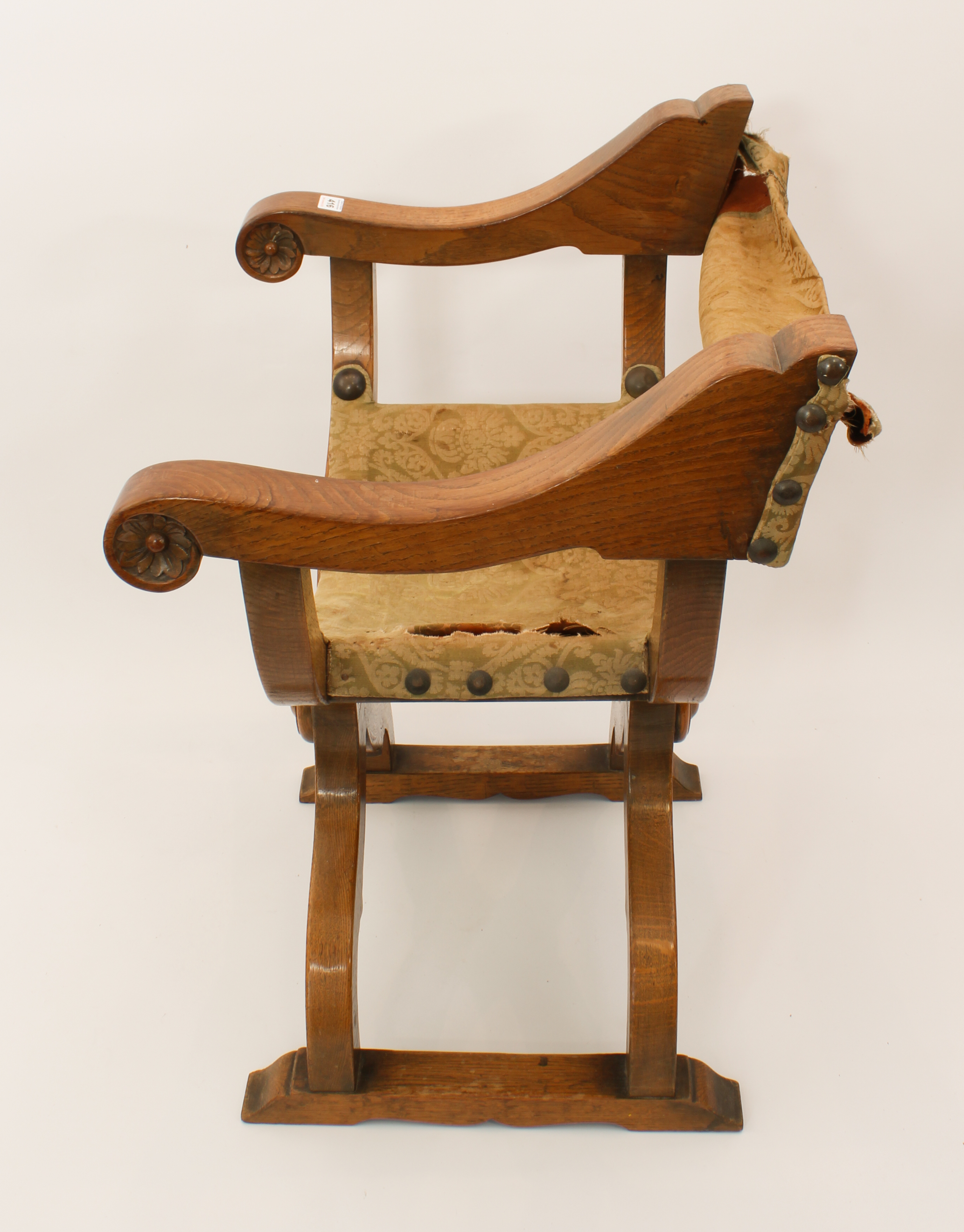 A late 19th century mid-oak and leather x-framed chair - the leather back and slung seat covered - Bild 3 aus 3