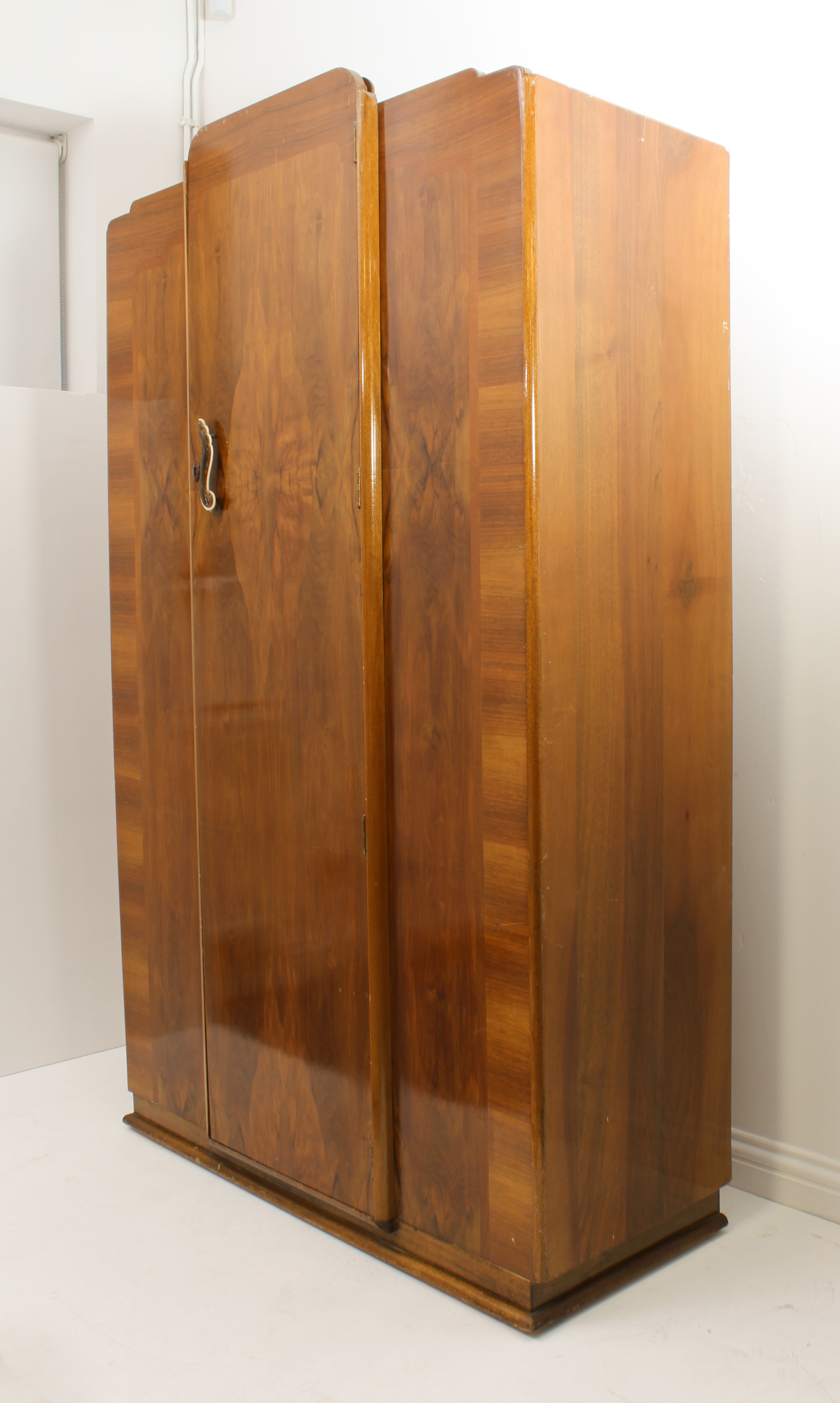 An Art Deco walnut cloud-style three-piece bedroom furniture suite - comprising double and single - Image 4 of 9