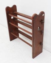 A mid-century teak shoe rack - (LWH 99 x 22 x 70 cm)