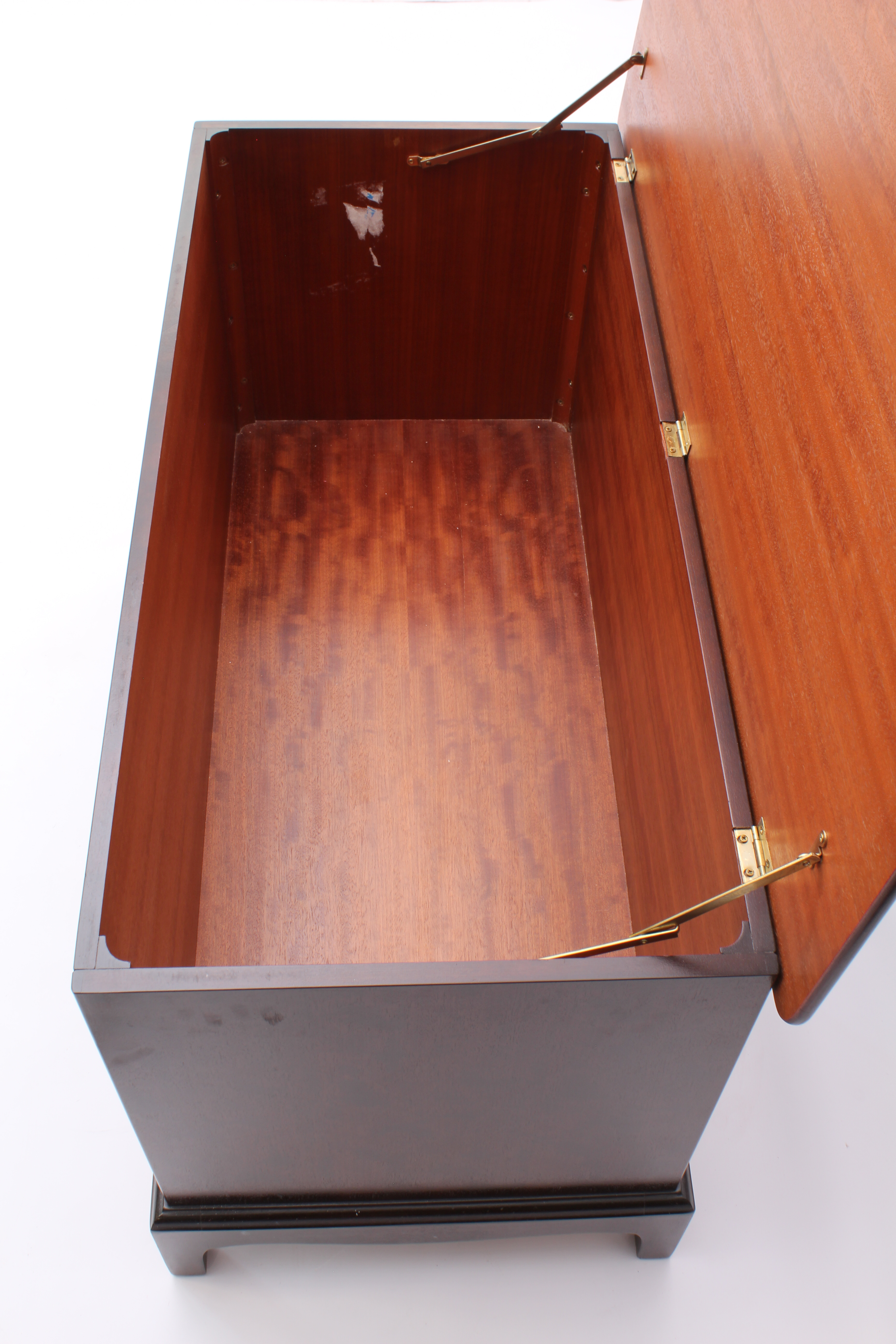 A modern mahogany blanket box - (LWH 95 x 48 x 58.5 cm) - Image 4 of 8