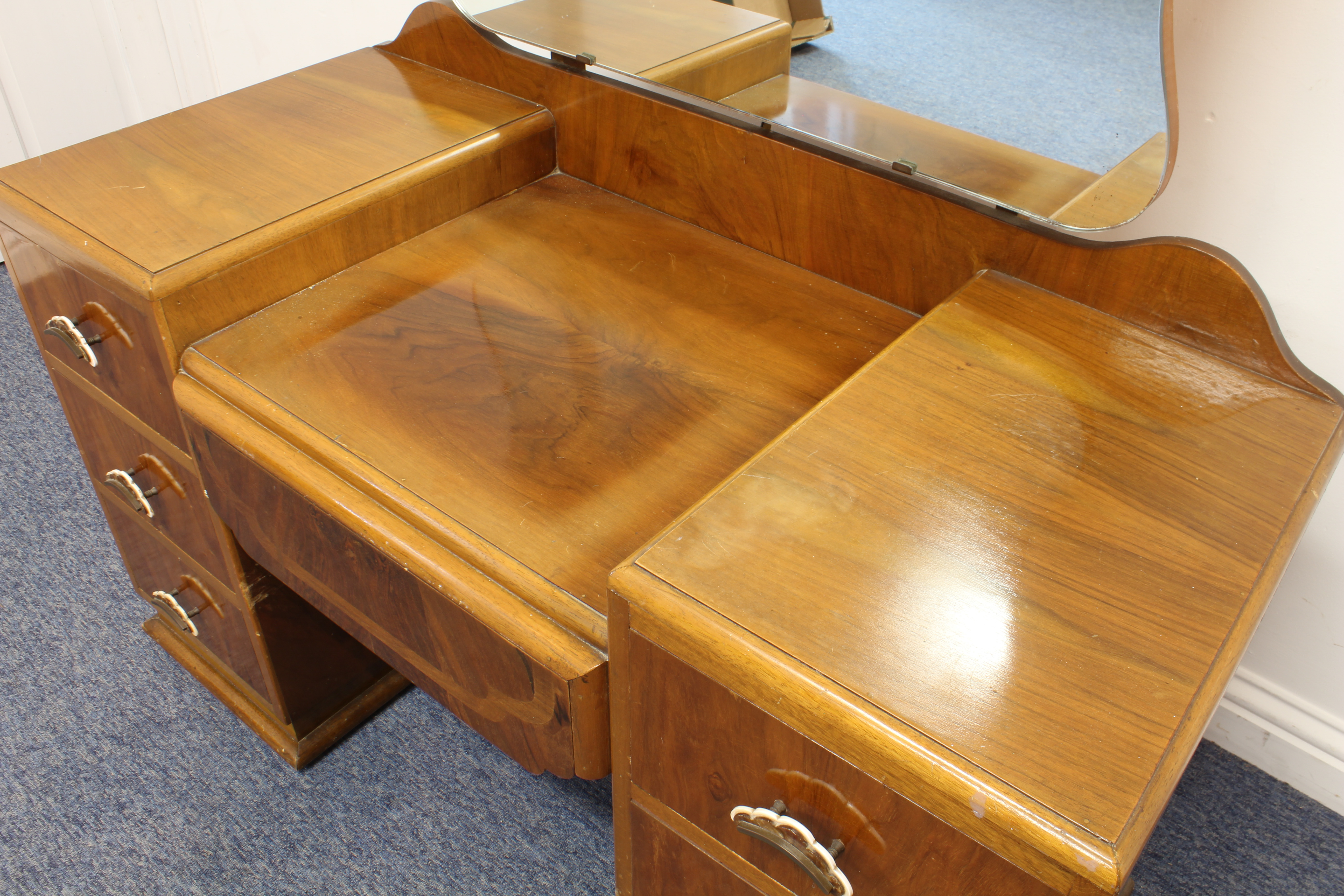 An Art Deco walnut cloud-style three-piece bedroom furniture suite - comprising double and single - Image 9 of 9