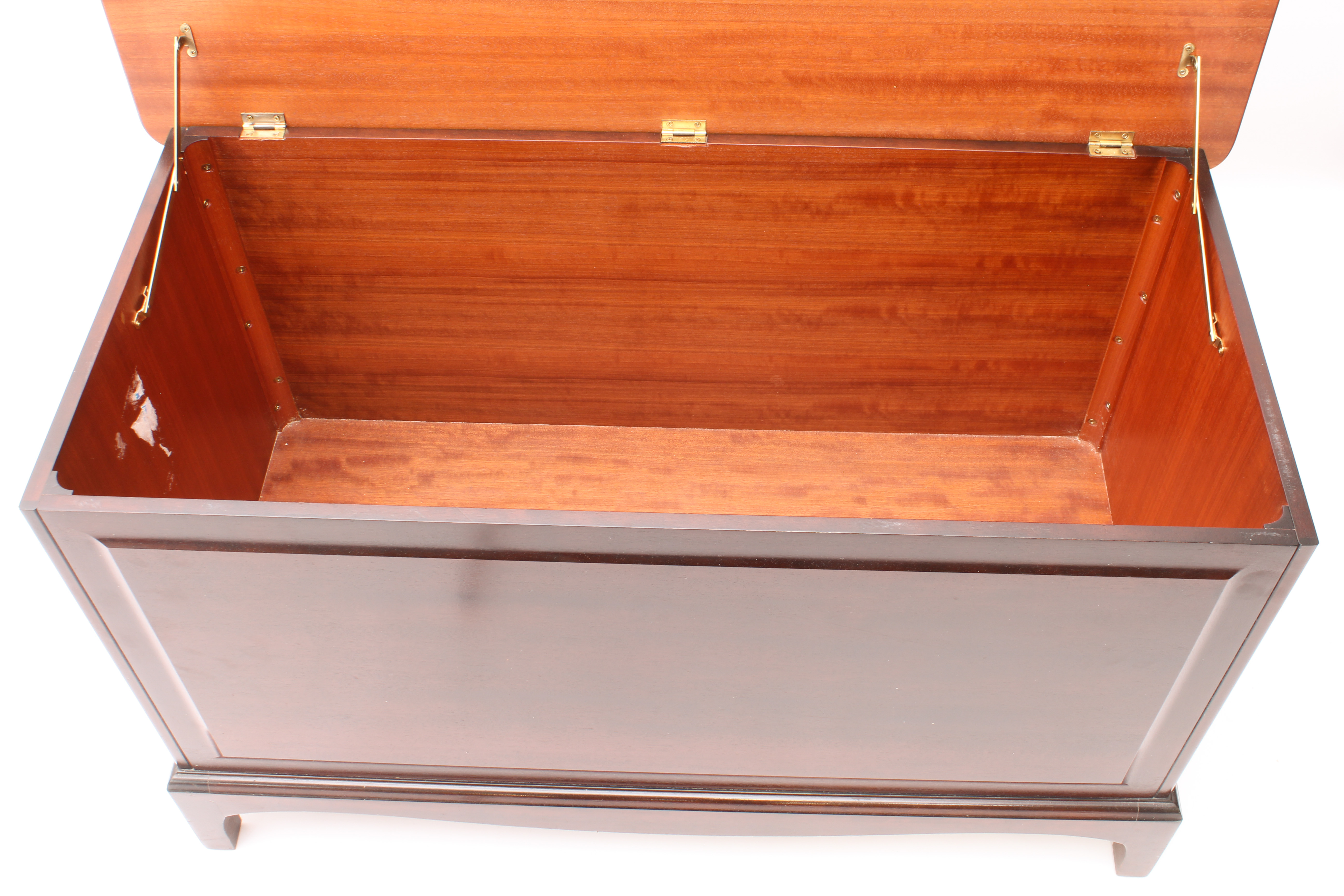 A modern mahogany blanket box - (LWH 95 x 48 x 58.5 cm) - Image 7 of 8