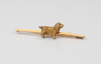 An antique 15ct gold Spaniel dog bar brooch - stamped '15CT', 5.1 cm long.