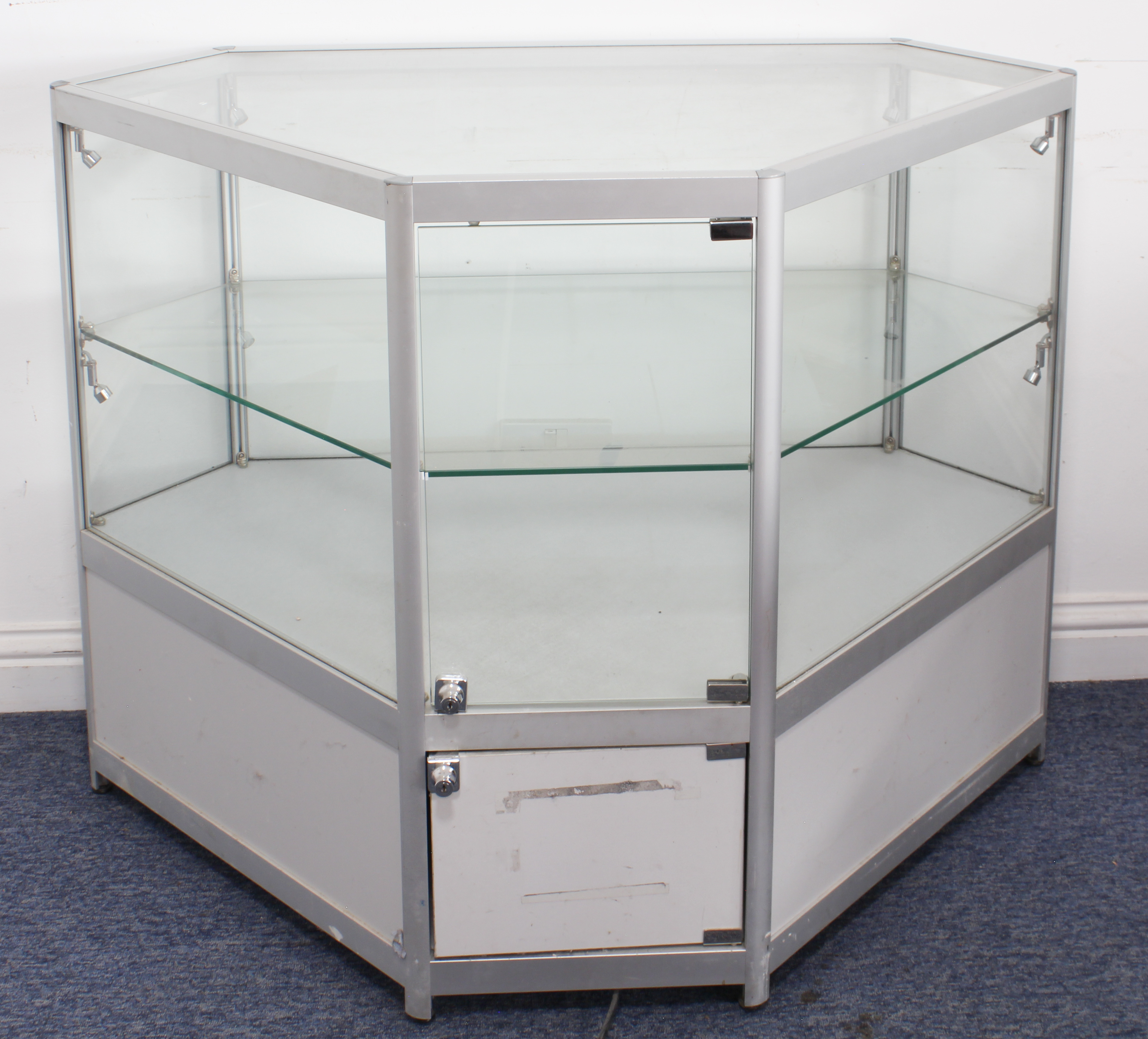 An illuminated glazed aluminium corner display cabinet - of six sided form, with keys. (LWH 119 x - Image 3 of 7