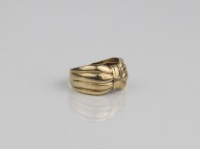 A vintage 9ct yellow gold bow shaped ring - British hallmarked, size L.