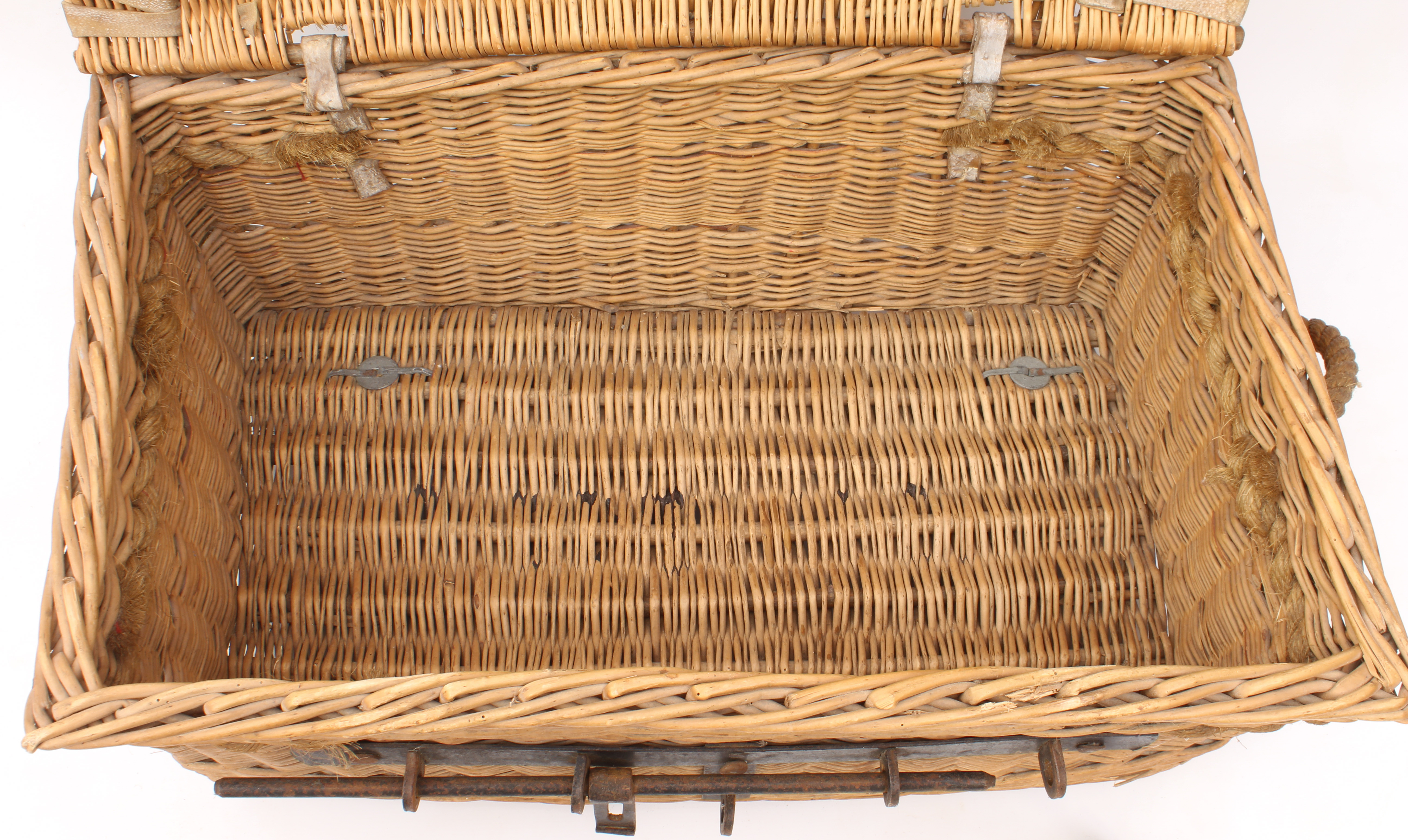 A wicker picnic hamper - Image 6 of 6