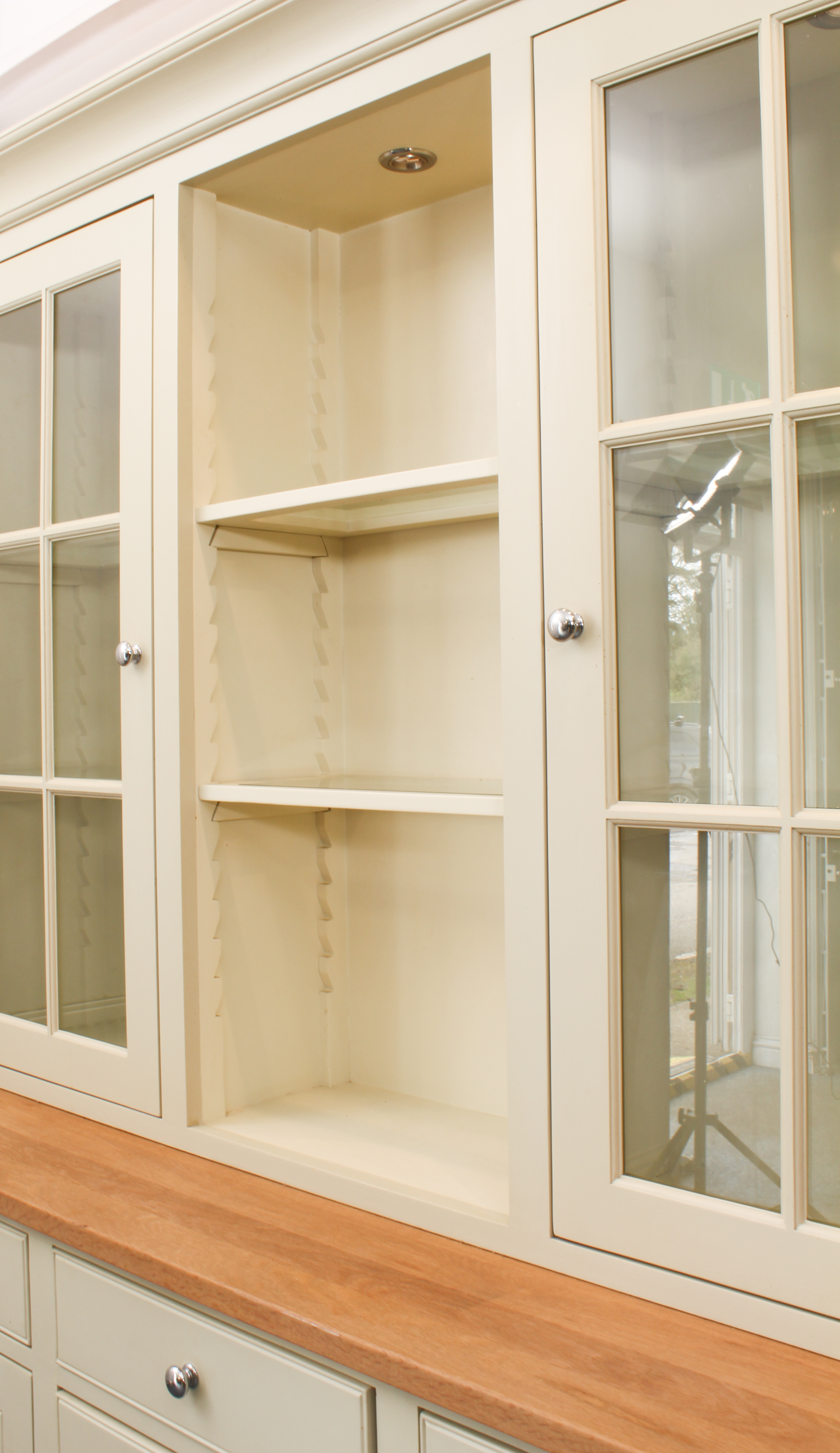 A good quality painted and pale oak part-glazed kitchen dresser - modern, the flared, cavetto - Image 3 of 9