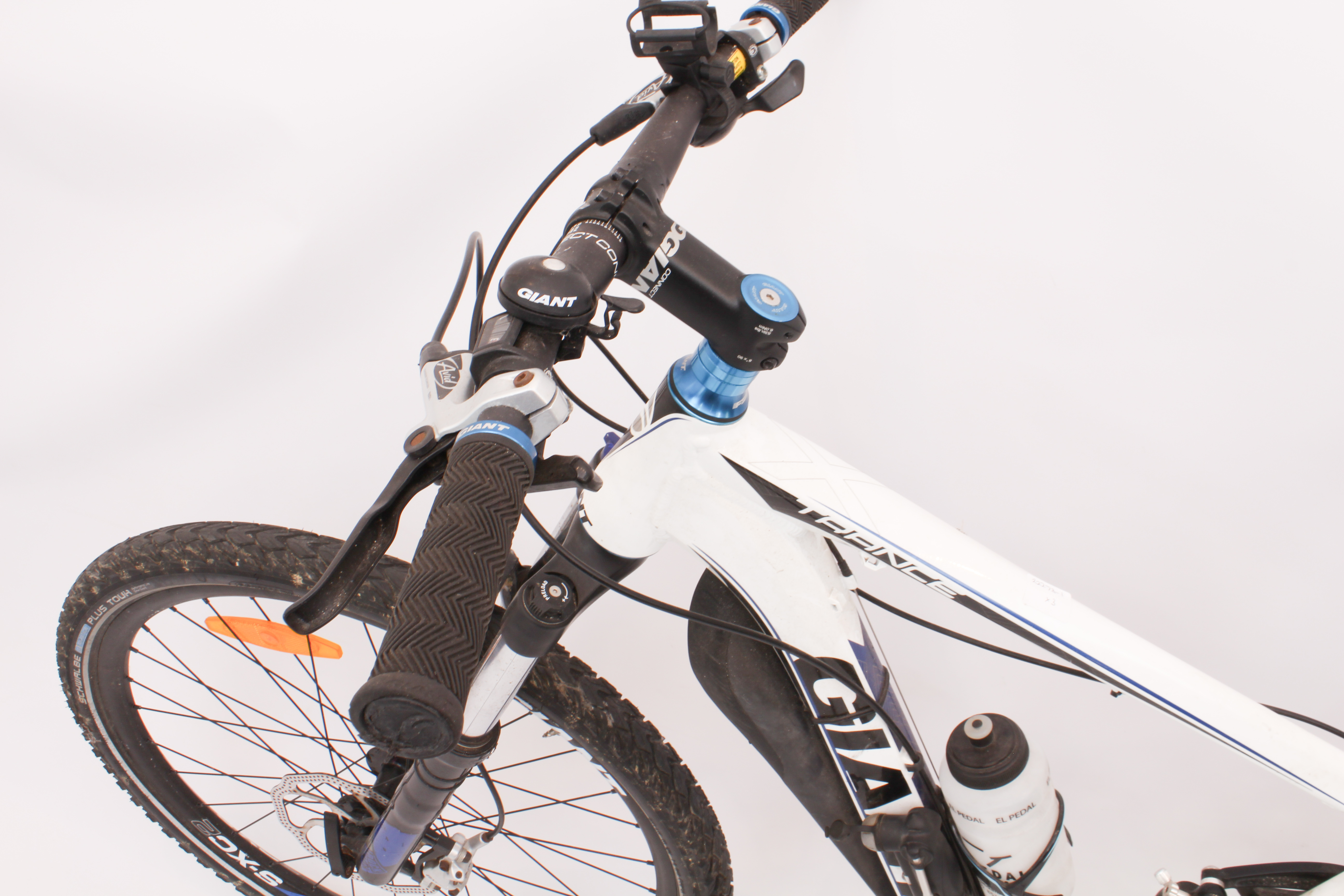 A white Giant 'Trance' full suspension mountain bike complete with two-bike car-rack, cover and - Image 12 of 14