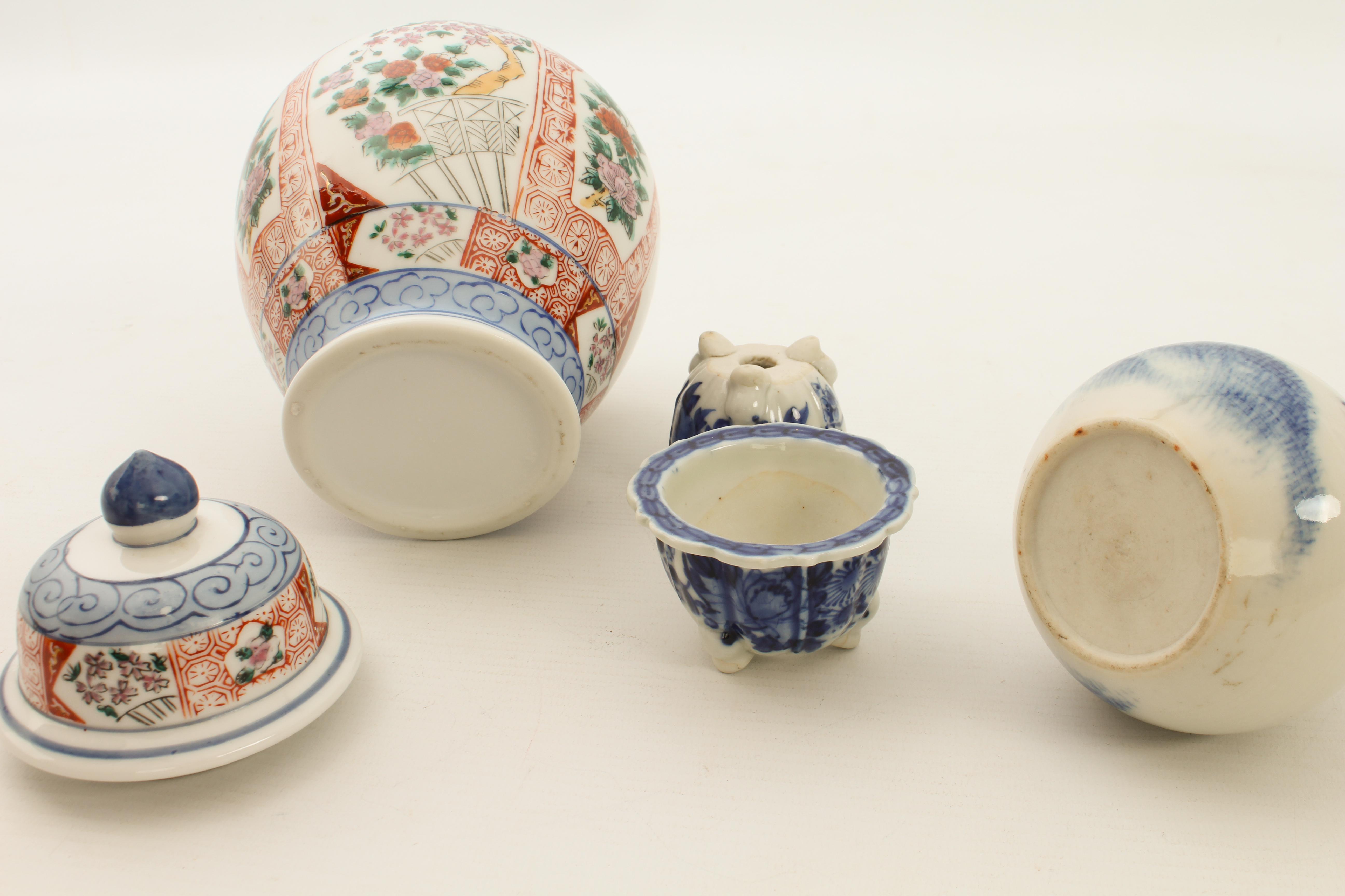 A small group of Japanese porcelain - 20th century, comprising an Imari covered jar, 20.25 cm - Image 3 of 3