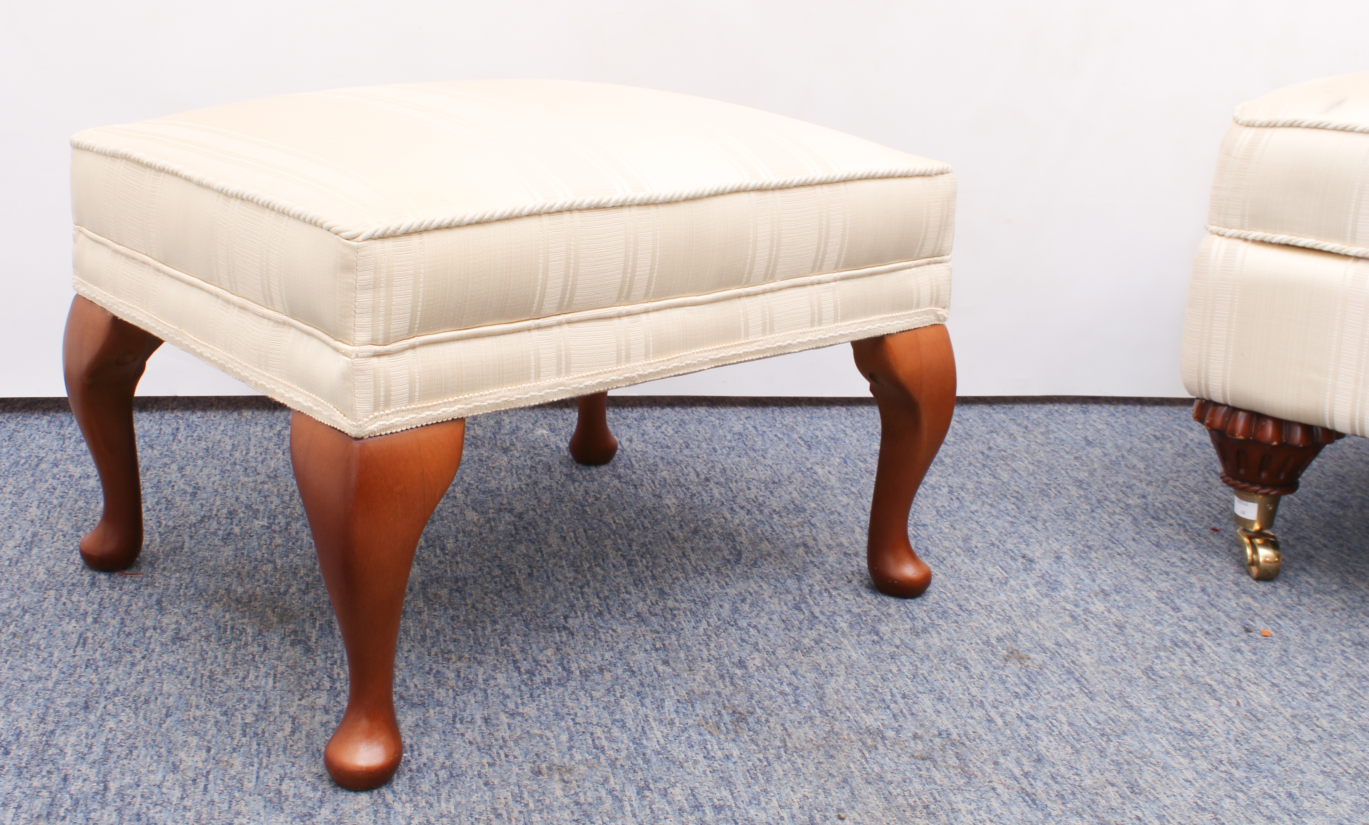 Two pieces: an antique-style upholstered box-stool - the lifting seat with storage beneath, in ivory - Image 4 of 4