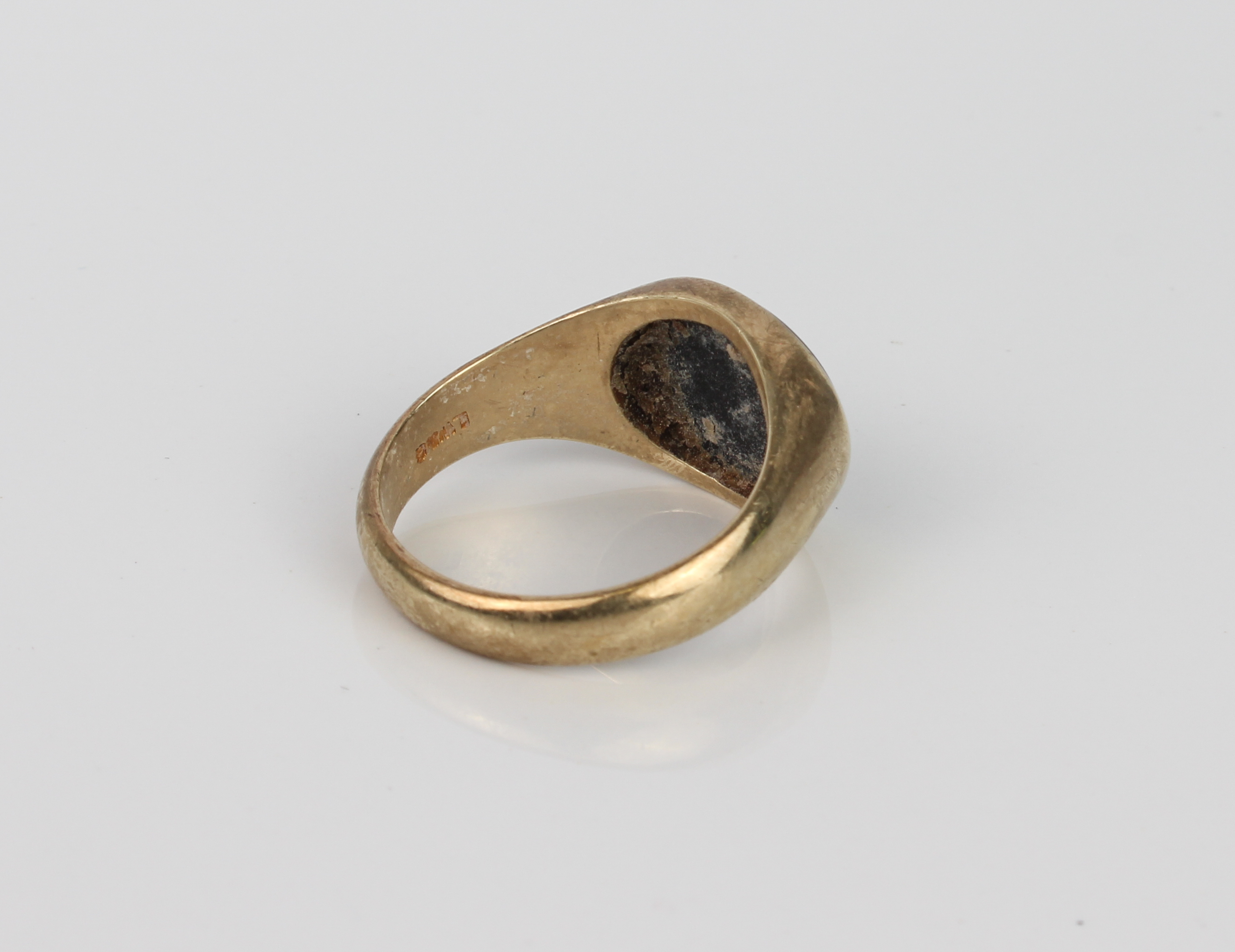 A 9ct gold and onyx signet ring - hallmarked London 1998, size Q. - Image 3 of 3