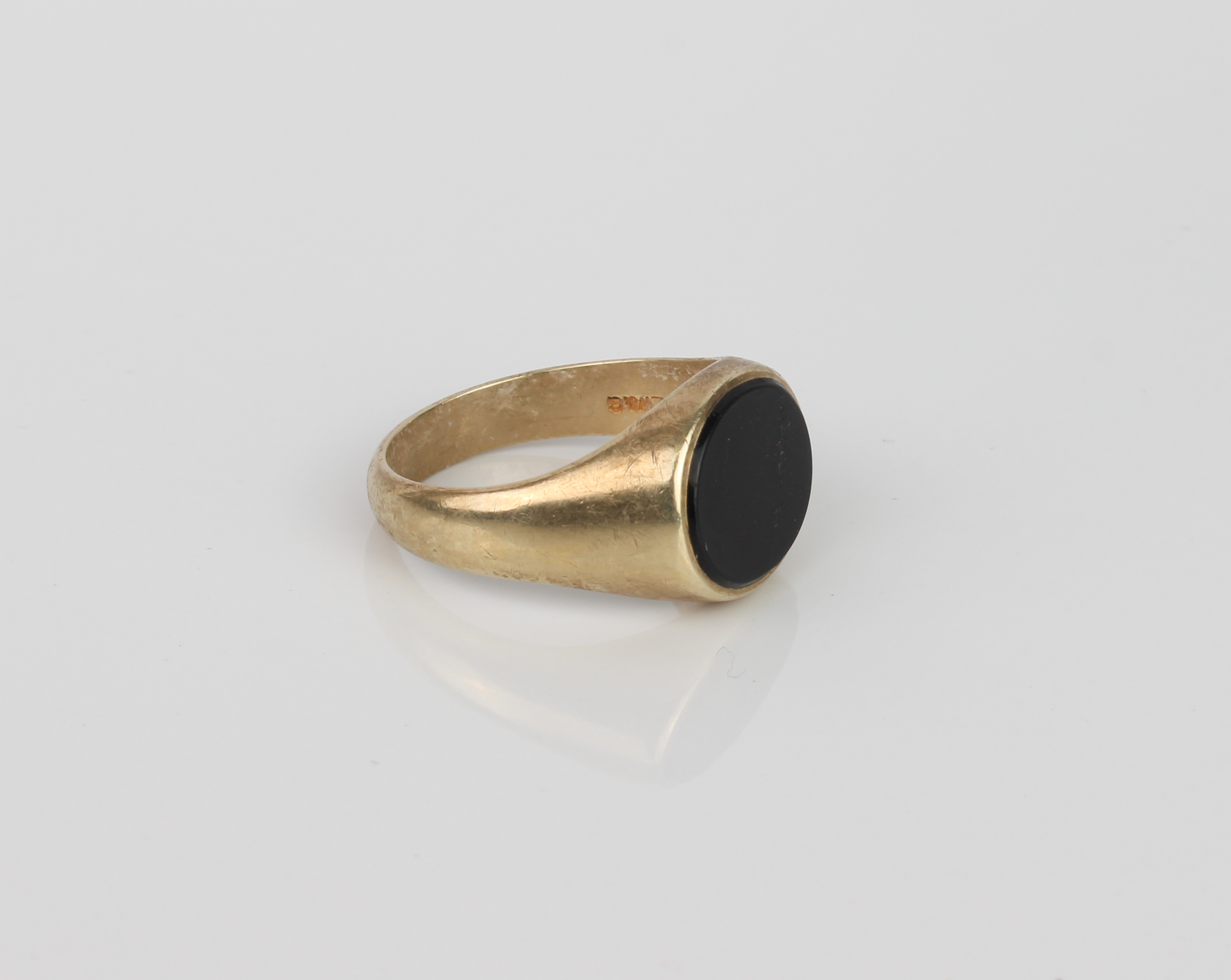 A 9ct gold and onyx signet ring - hallmarked London 1998, size Q.