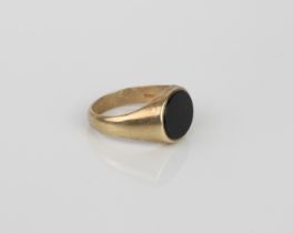 A 9ct gold and onyx signet ring - hallmarked London 1998, size Q.