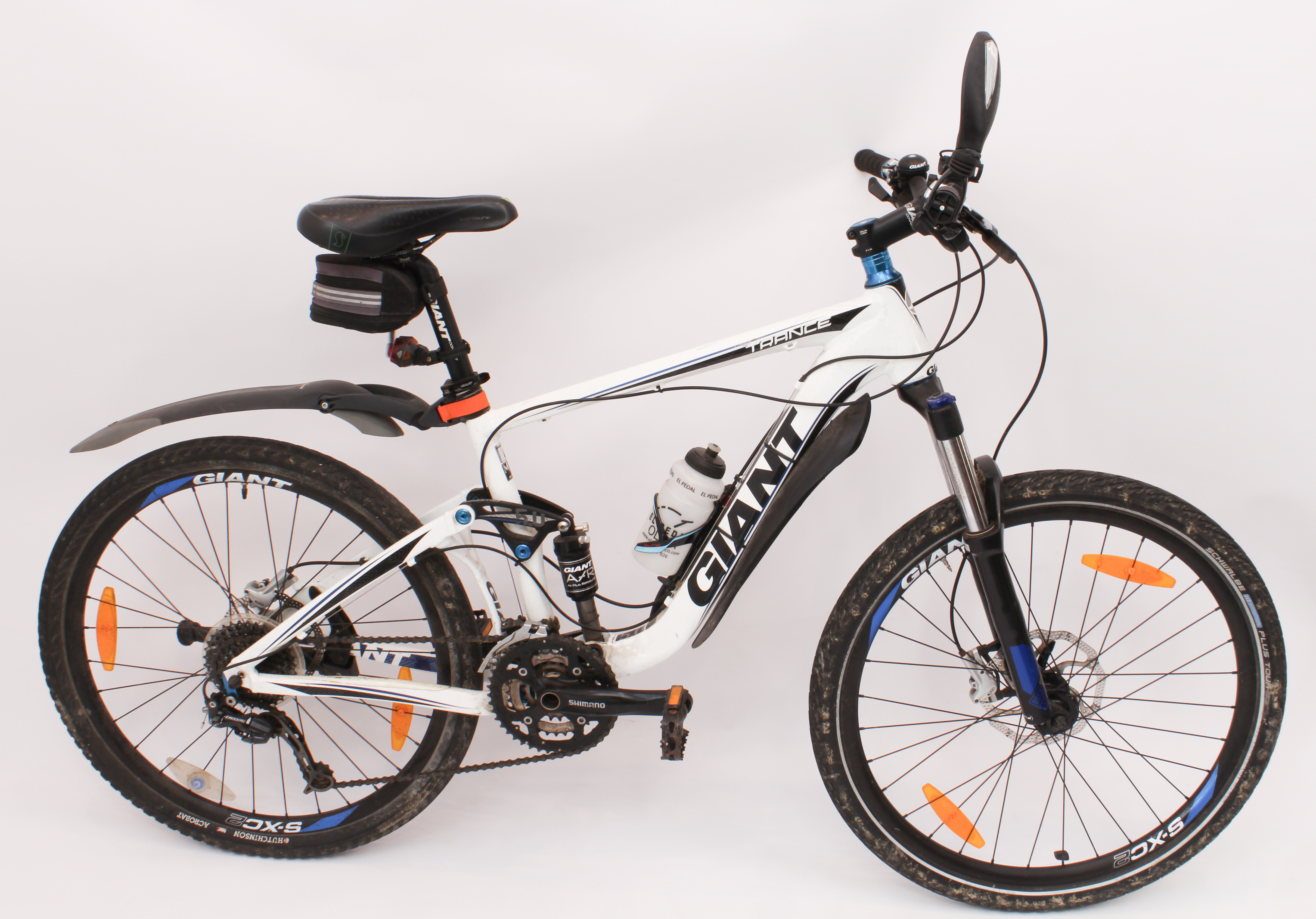 A white Giant 'Trance' full suspension mountain bike complete with two-bike car-rack, cover and