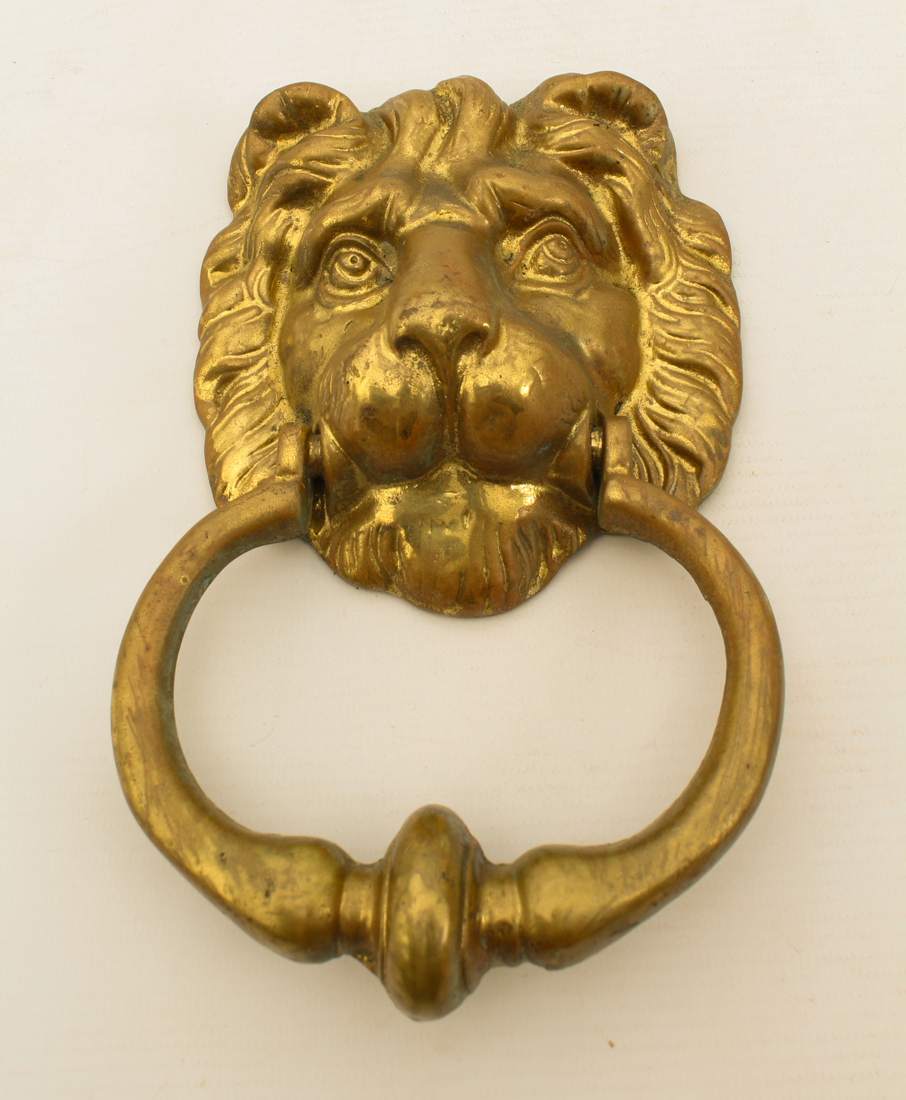 A small collection of brass ware: a Georgian-style lion-mask door-knocker by Architectural Quality - Image 6 of 9