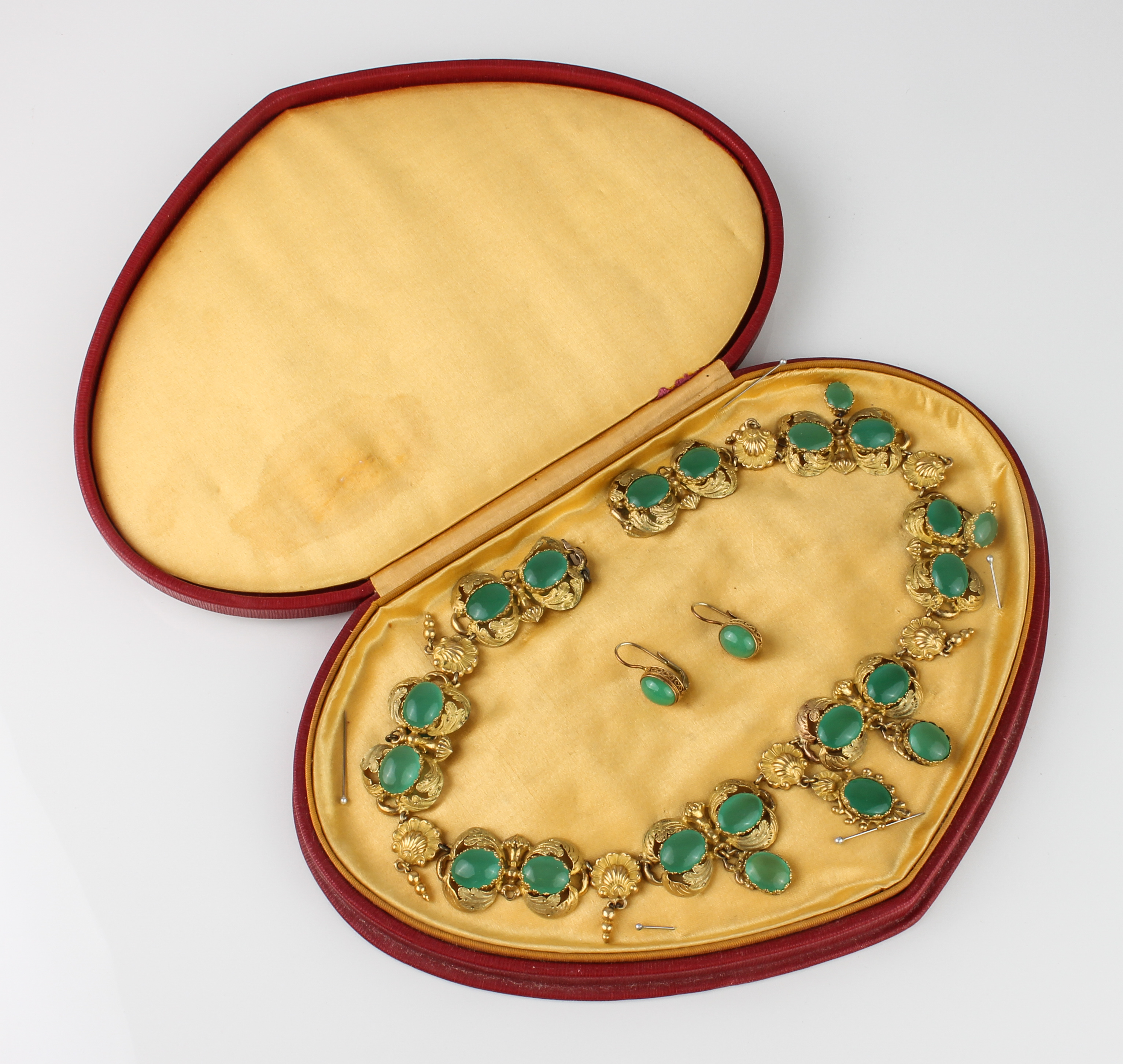 A vintage silver gilt and green agate necklace - probably 1950s with pairs of agate cabochons in - Image 2 of 5