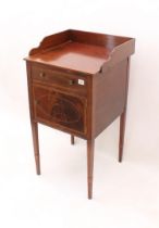 An Edwardian inlaid mahogany bedside cabinet - the rosewood cross banded top with shaped three