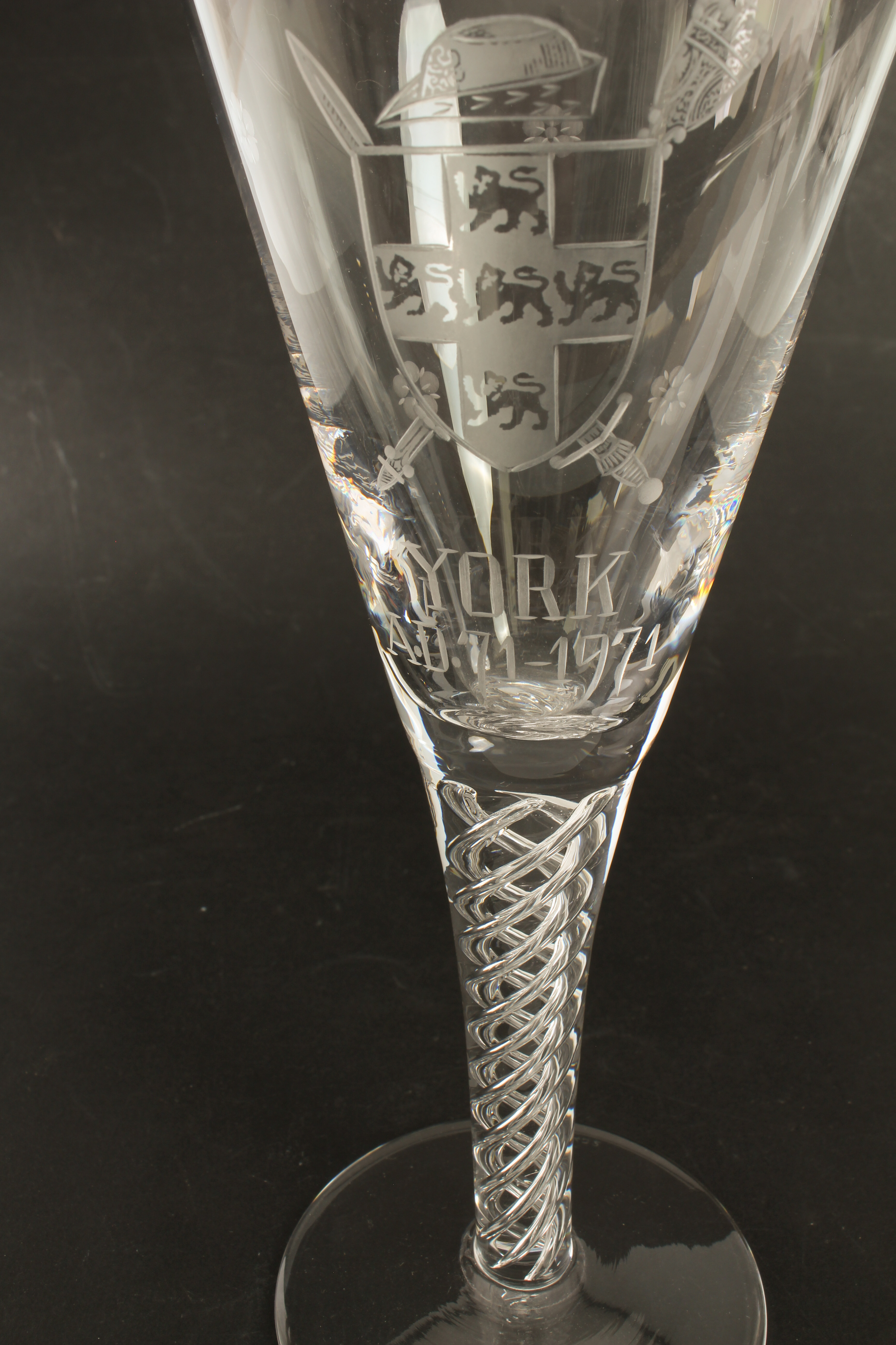 A commemorative airtwist wine glass by Stuart Crystal - the conical bowl wheel engraved 'York A.D.71 - Bild 4 aus 5