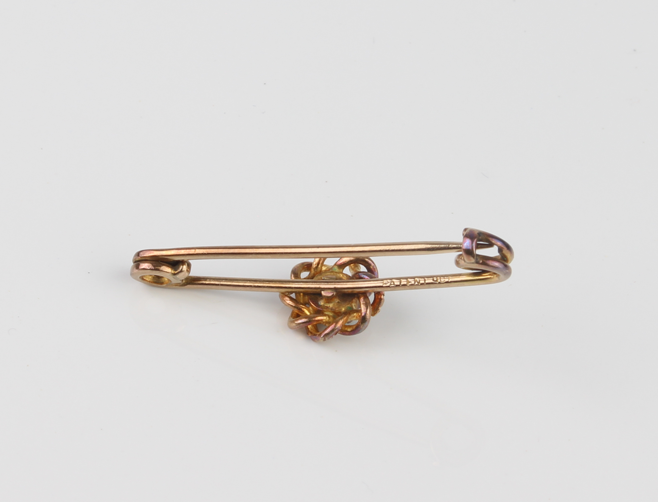 A 9ct yellow gold and emerald bar brooch - stamped 'PATENT 9CT', with a single square cut emerald - Image 3 of 3