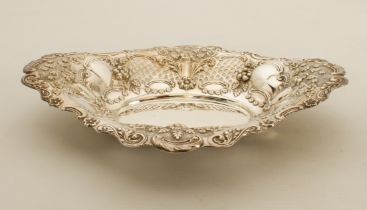 An Edwardian pierced silver bon-bon dish - Mappin & Webb, Sheffield 1905, of lozenge form, woth