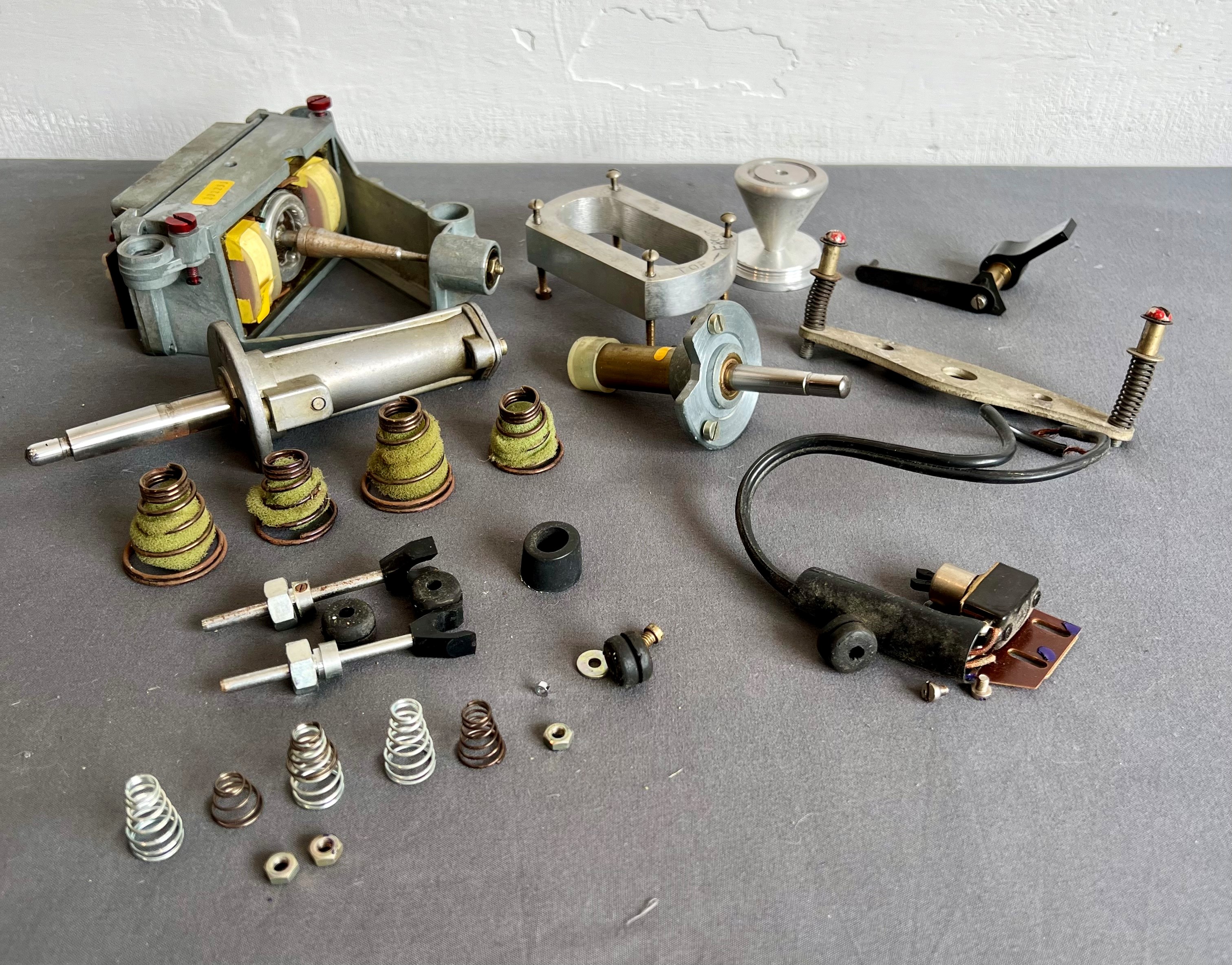 A small collection of vintage turntable parts - including a Michell tonearm with Audio-Technica - Image 2 of 3