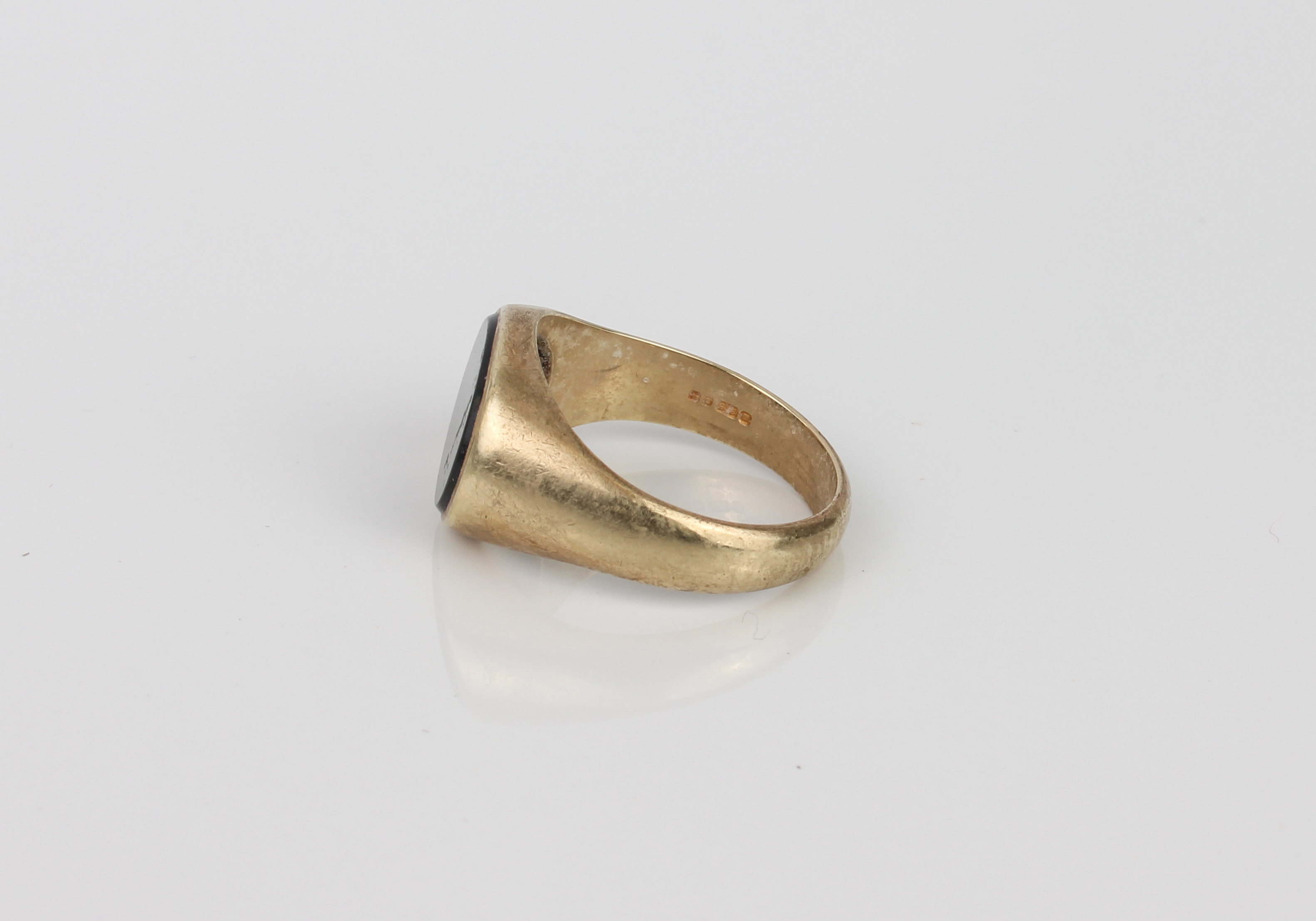 A 9ct gold and onyx signet ring - hallmarked London 1998, size Q. - Image 2 of 3