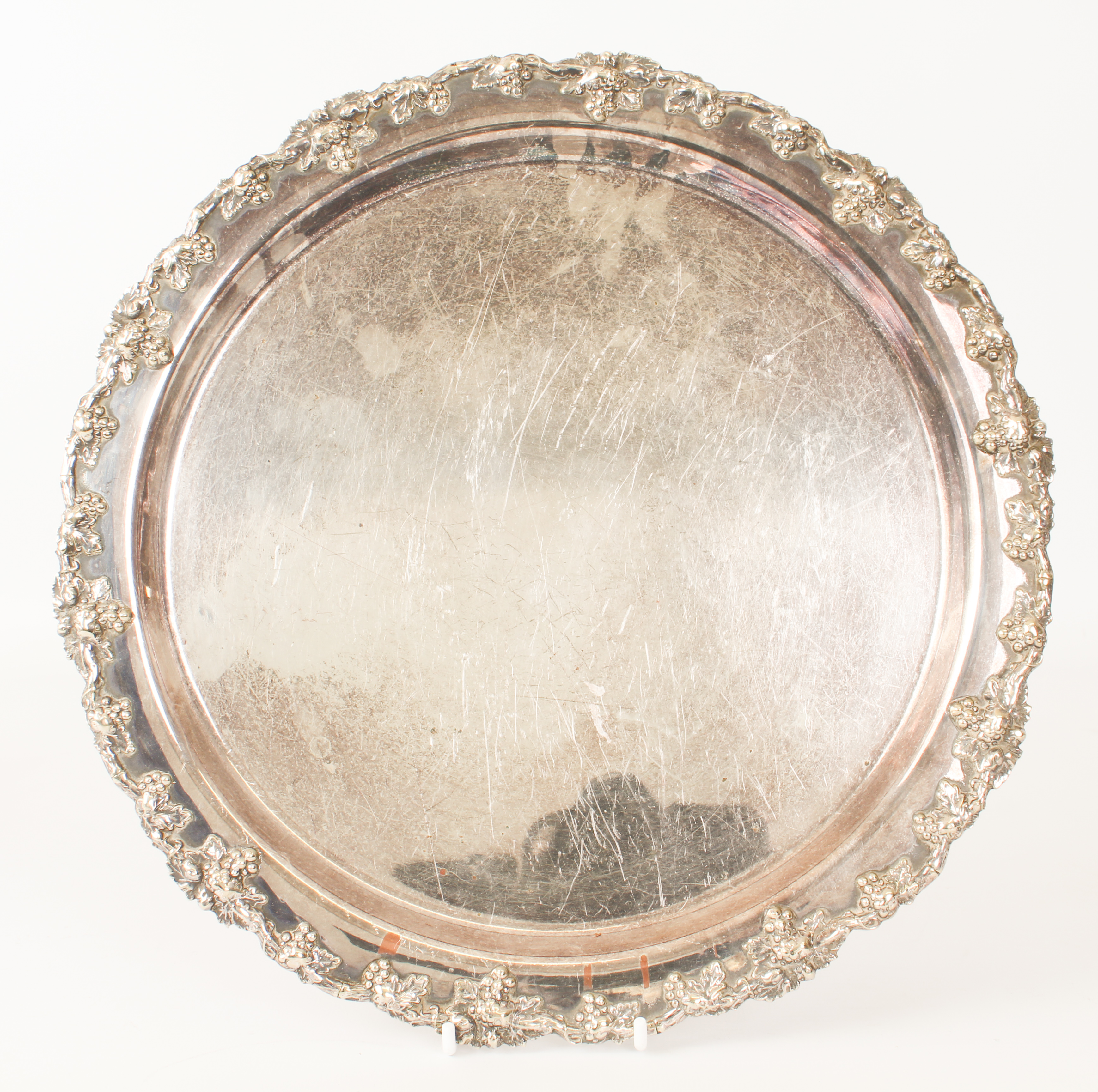 A silver-plated tray with fruiting vine border, on three bun feet (29 cm diameter) together with a - Image 5 of 6