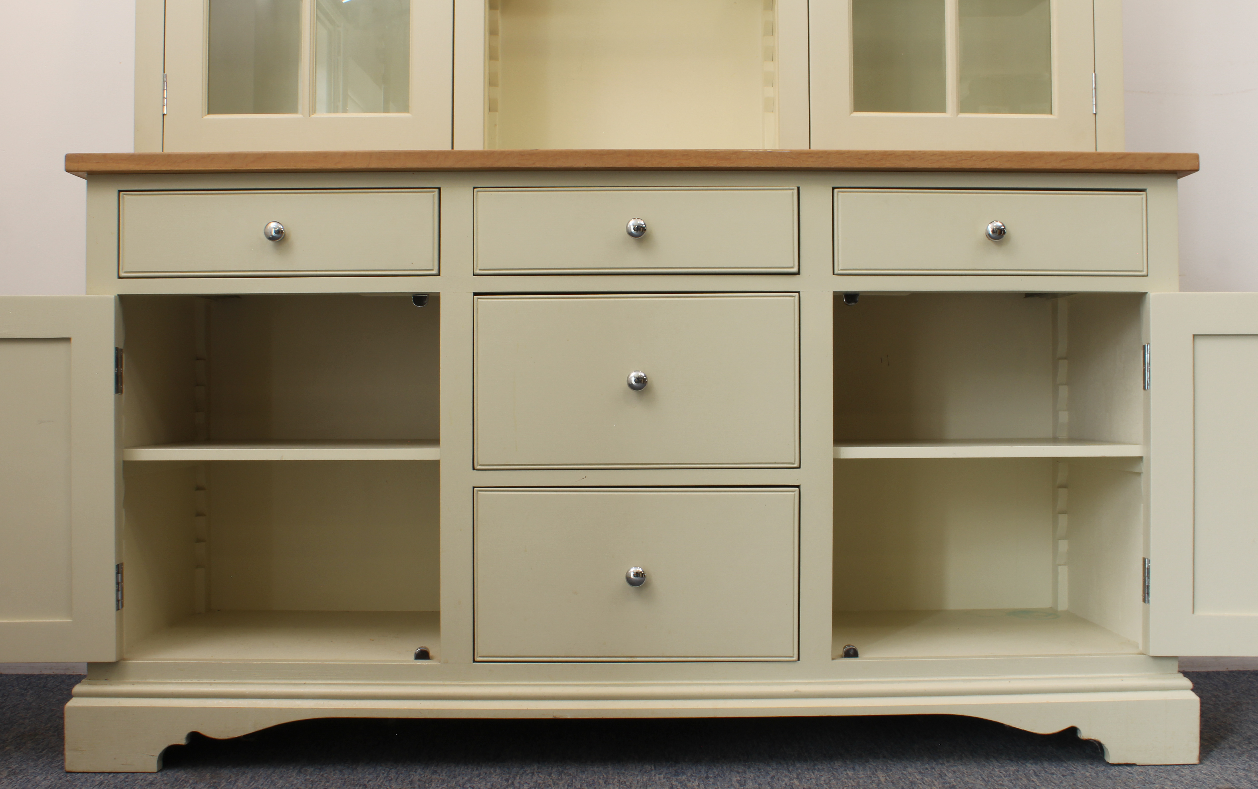 A good quality painted and pale oak part-glazed kitchen dresser - modern, the flared, cavetto - Image 7 of 9