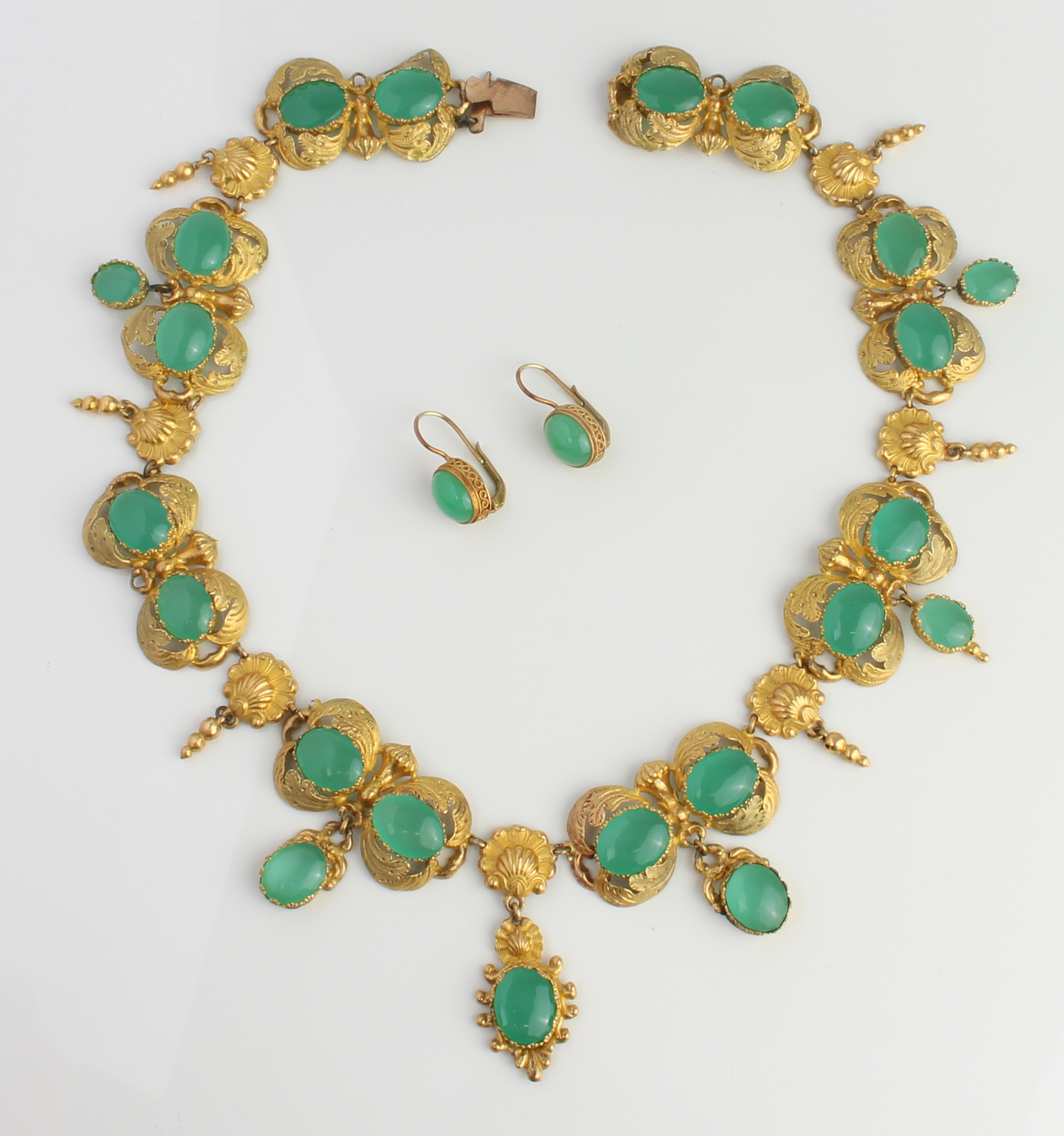 A vintage silver gilt and green agate necklace - probably 1950s with pairs of agate cabochons in - Image 4 of 5