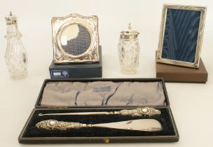 A cased Edwardian silver-handled shoe horn and boot pull - Thomas Hayes, Birmingham 1902; together