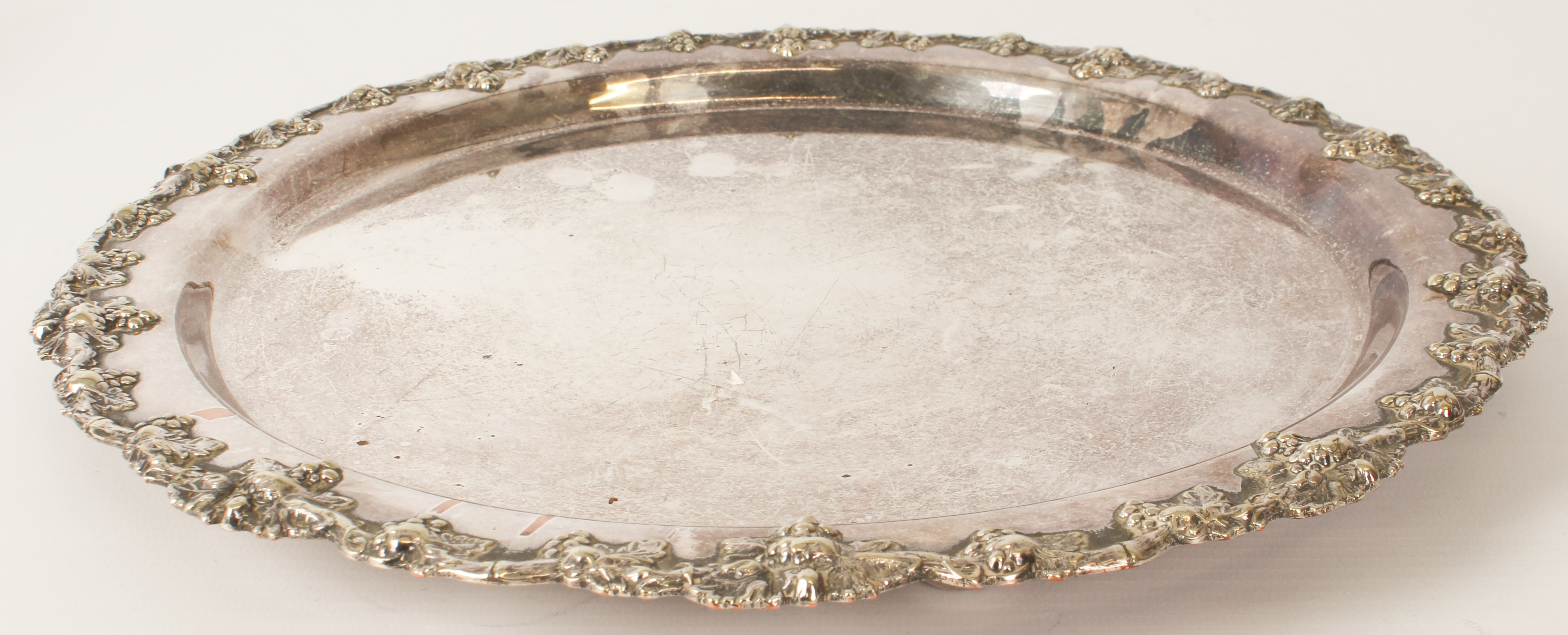 A silver-plated tray with fruiting vine border, on three bun feet (29 cm diameter) together with a - Image 4 of 6