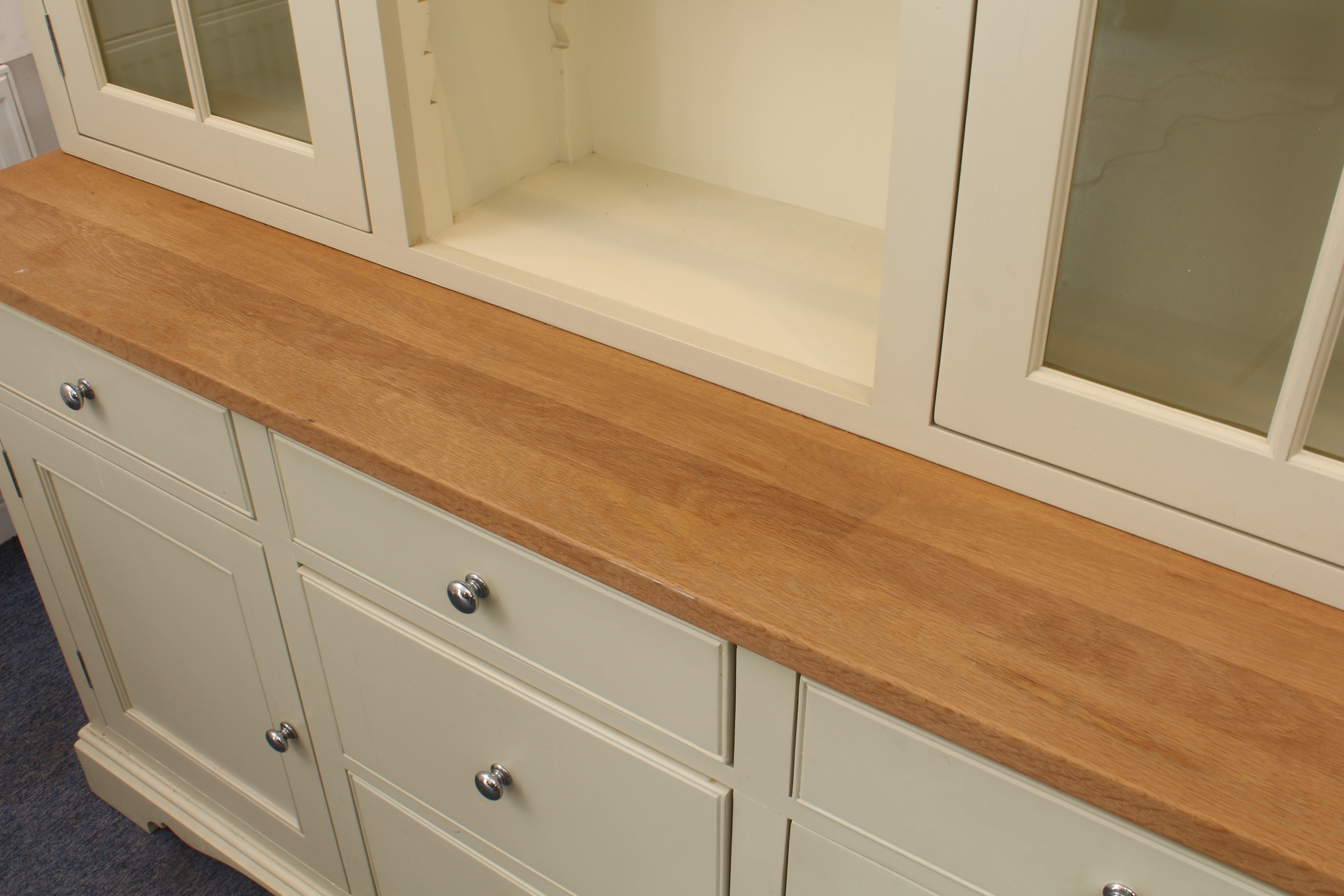 A good quality painted and pale oak part-glazed kitchen dresser - modern, the flared, cavetto - Image 9 of 9