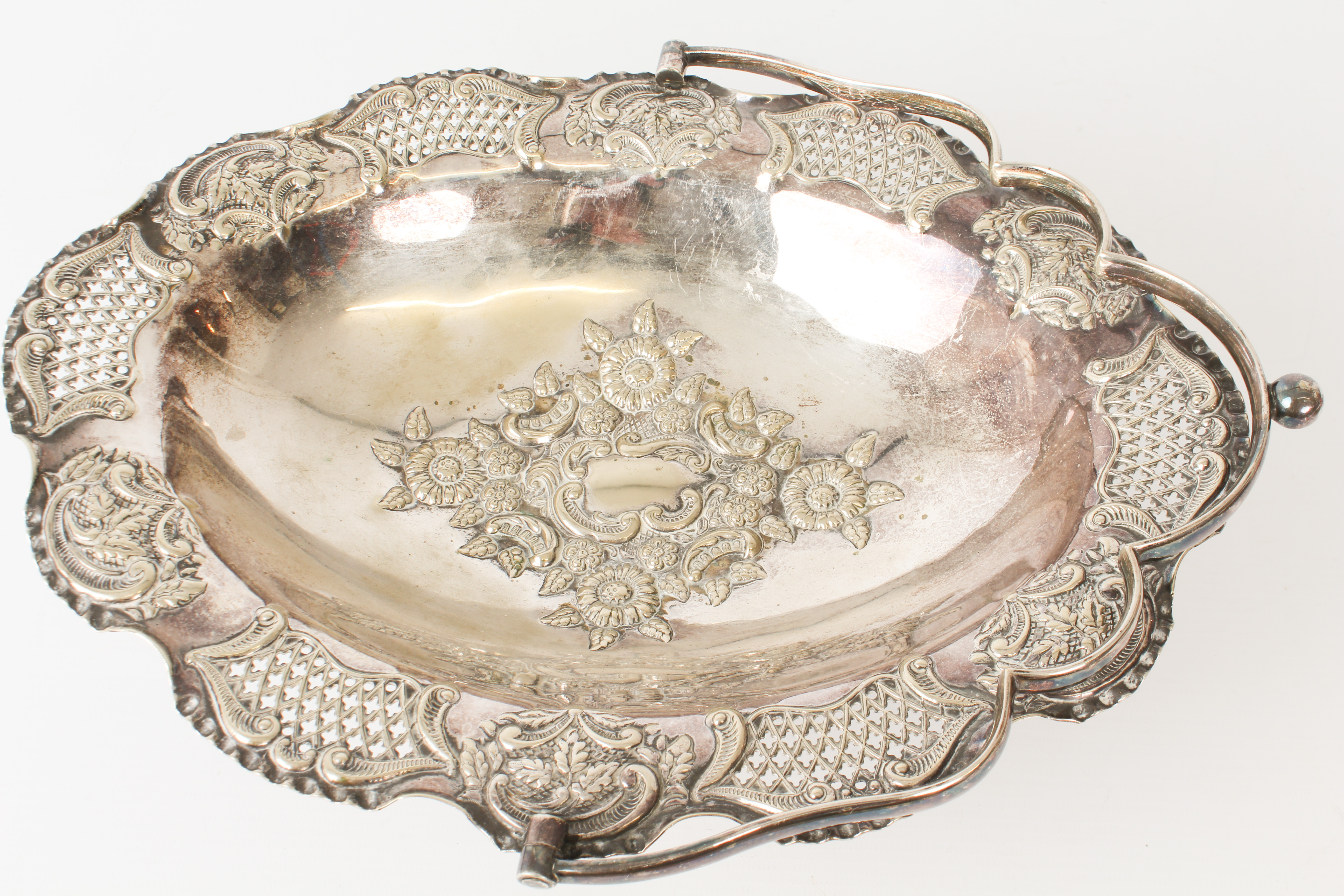 A silver-plated tray with fruiting vine border, on three bun feet (29 cm diameter) together with a - Image 2 of 6