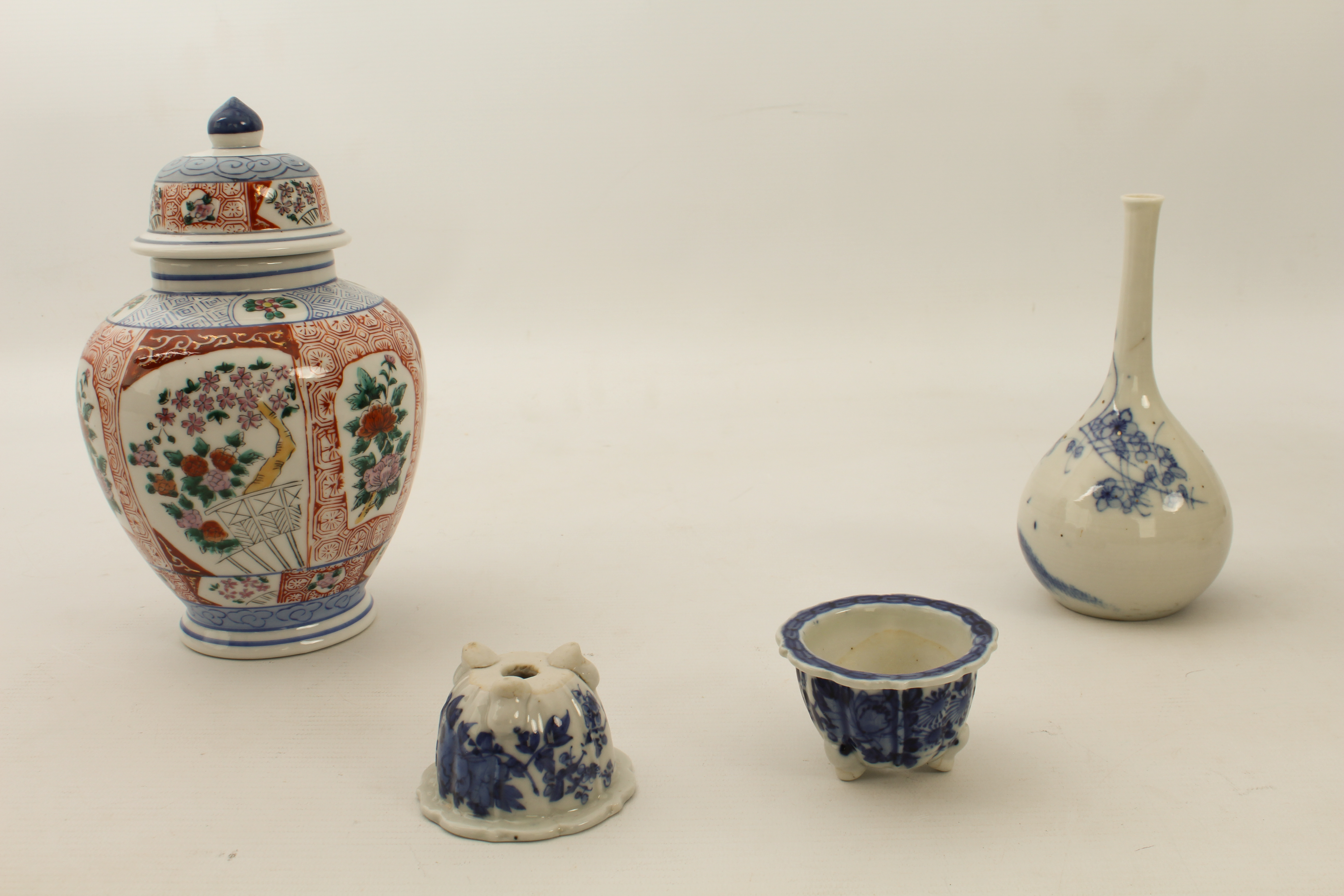 A small group of Japanese porcelain - 20th century, comprising an Imari covered jar, 20.25 cm - Image 2 of 3